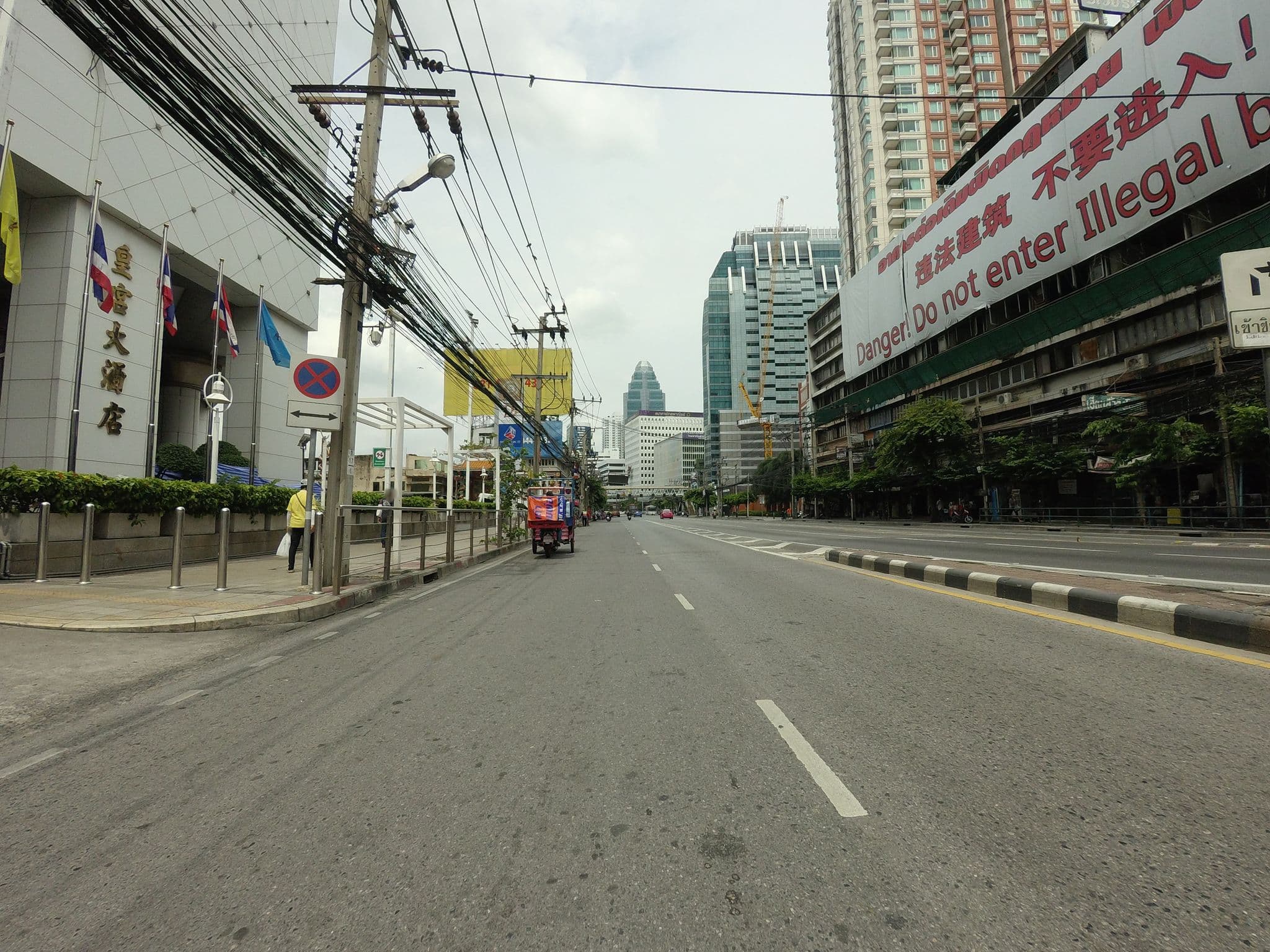 Street view near Room 22207 - The Berkeley Hotel Pratunam, Makkasan — © mishari (CC BY-SA · Mapillary)