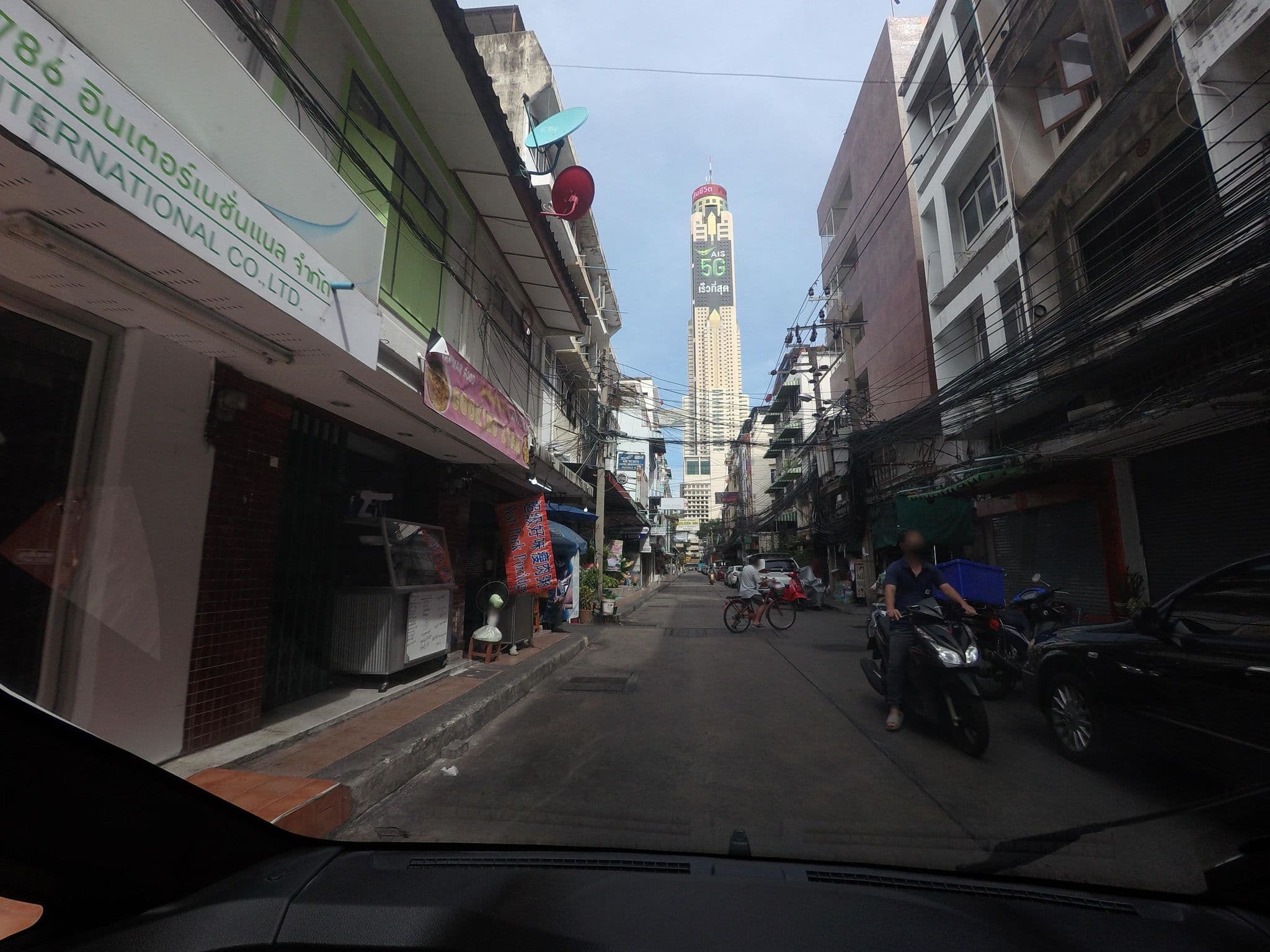 Street view near Home Hug Hostel, Makkasan — © mishari (CC BY-SA · Mapillary)
