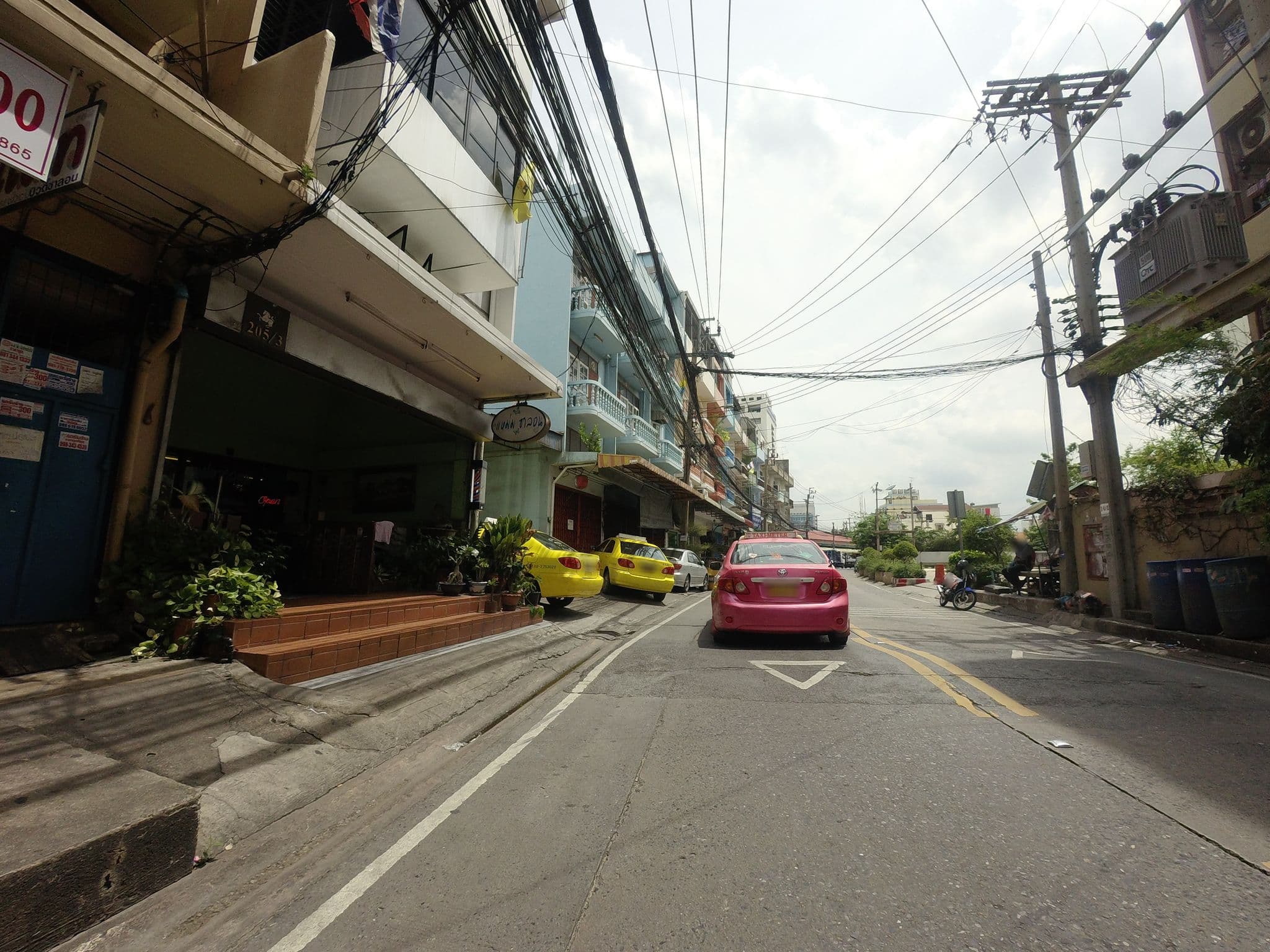 Street view near No.301, Sam Sen Nai — © mishari (CC BY-SA · Mapillary)