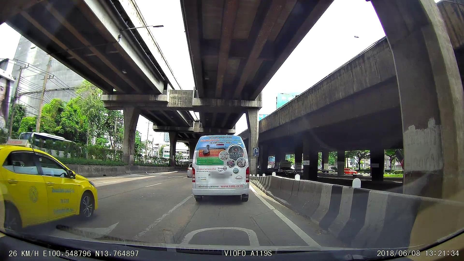 Street view near Citin Pratunam Hotel, Sam Sen Nai — © poramet (CC BY-SA · Mapillary)