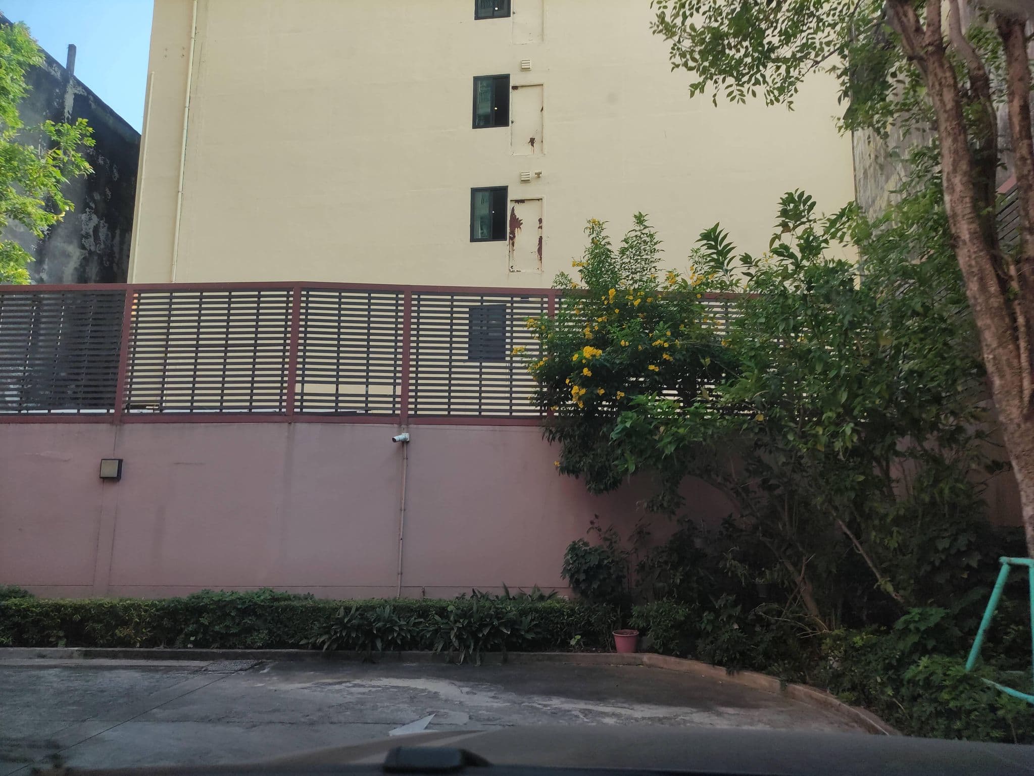 Street view near เอมบาสซี Hotel, Phaya Thai — © kasetitkml_pipitchai (CC BY-SA · Mapillary)