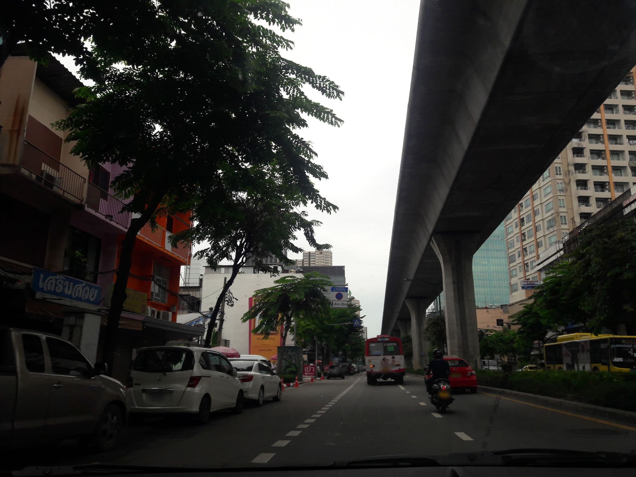 Street view near 2Roomsbangkok, Phaya Thai — © dukeduke (CC BY-SA · Mapillary)