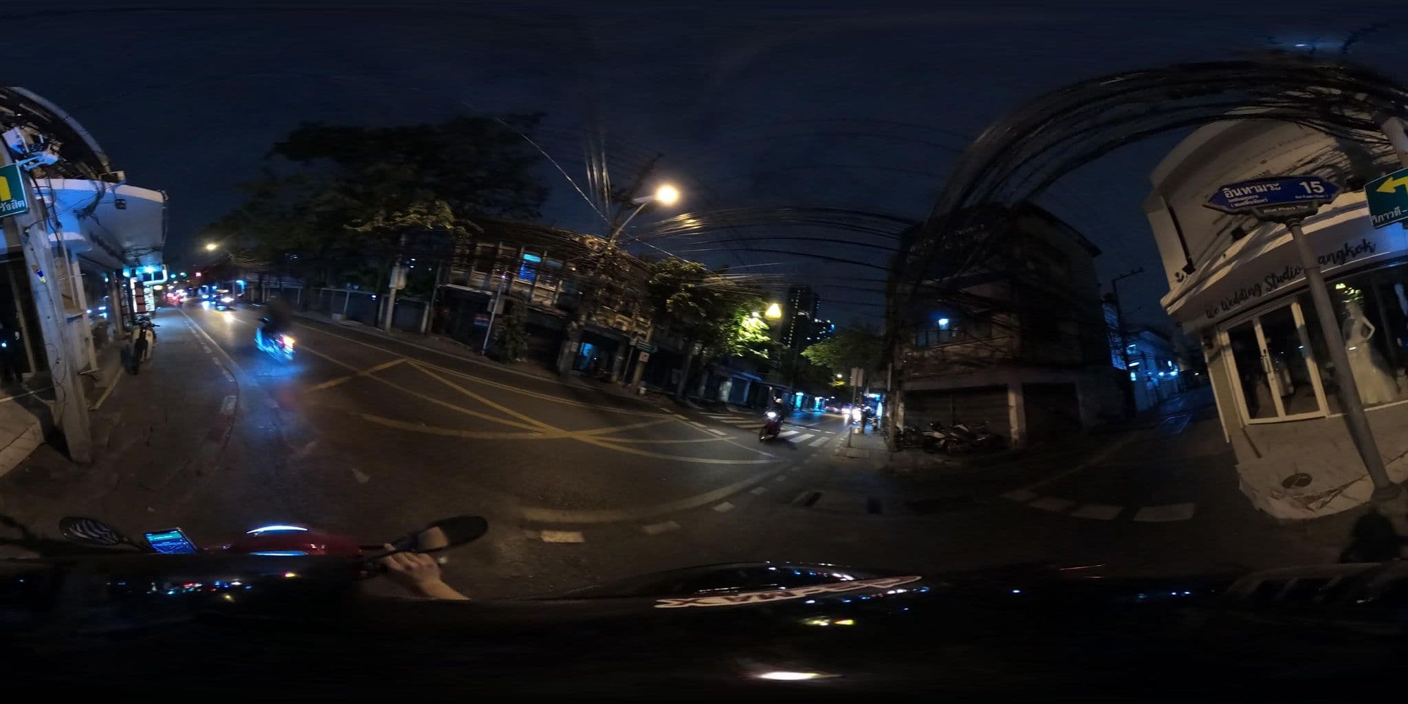 Street view near โรงแรมเอ็มทู, Din Daeng — © NatchaponJ (CC BY-SA · Mapillary)