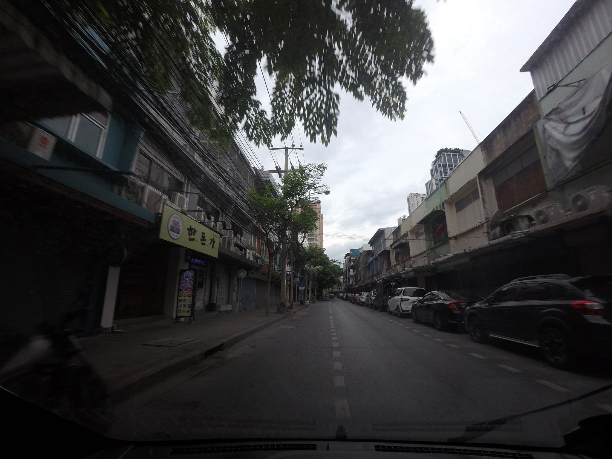Street view near Sabuydee Guest House (สบายดี), Phaya Thai — © mishari (CC BY-SA · Mapillary)
