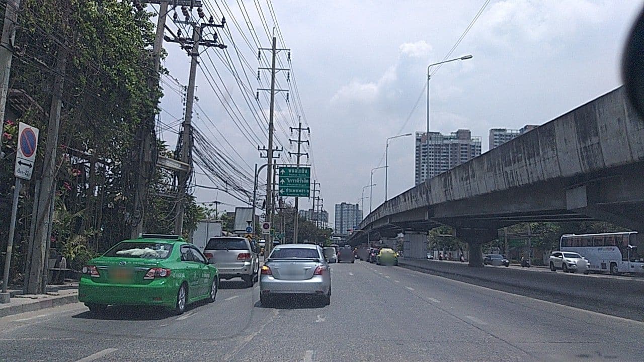 Street view near โรงแรมเบสท์ เวสเทิร์น จตุจักร, Chomphon — © ozflor (CC BY-SA · Mapillary)