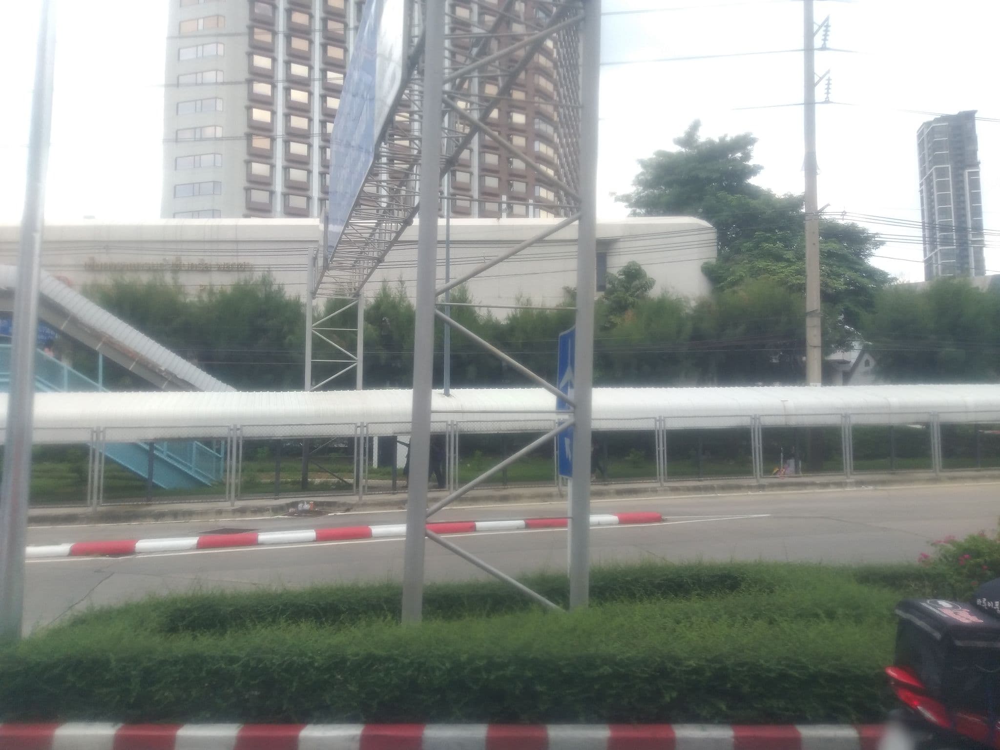 Street view near Royal suite @ Centara Lad Prao, Chatuchak subdistrict — © ozflor (CC BY-SA · Mapillary)