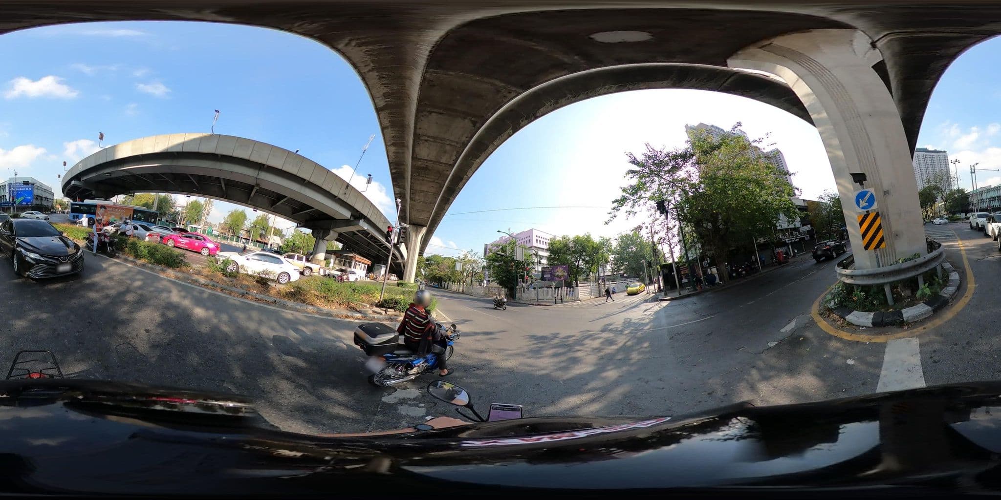 Street view near Boutique Poo-Yai Lee (บูทีค ผู้ใหญ่ลี), Chomphon — © NatchaponJ (CC BY-SA · Mapillary)