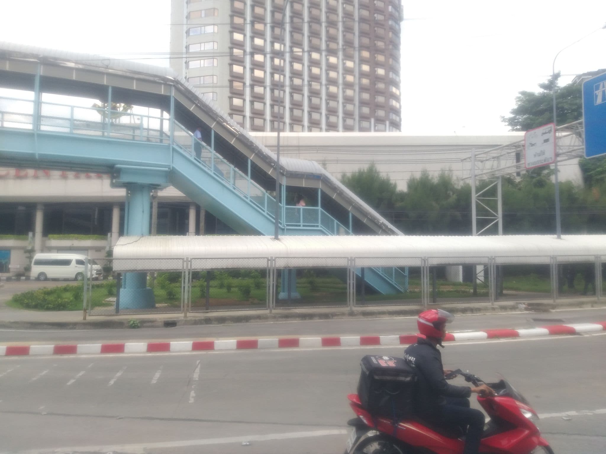 Street view near Truehits Award 2010 @ sofitel centara grand, Chatuchak subdistrict — © ozflor (CC BY-SA · Mapillary)