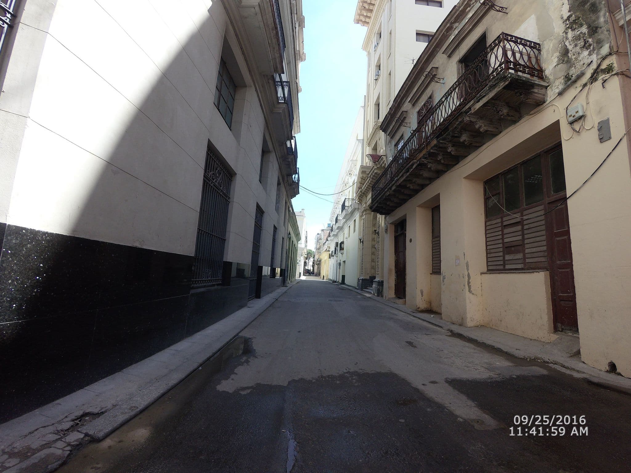 Street view near Casa lamparilla 165, La Habana Vieja