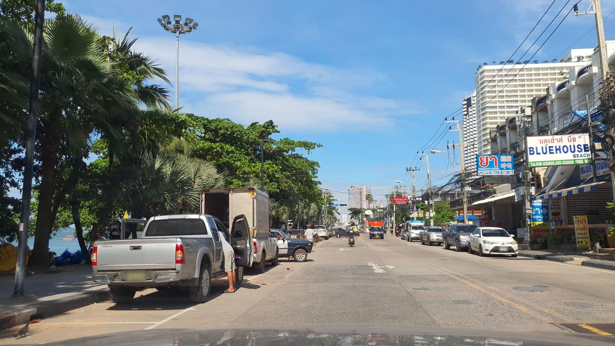 Street view near โรงแรม จอมเทียน โคซี่ อินน์, Pattaya — © jrcarlsen (CC BY-SA · Mapillary)