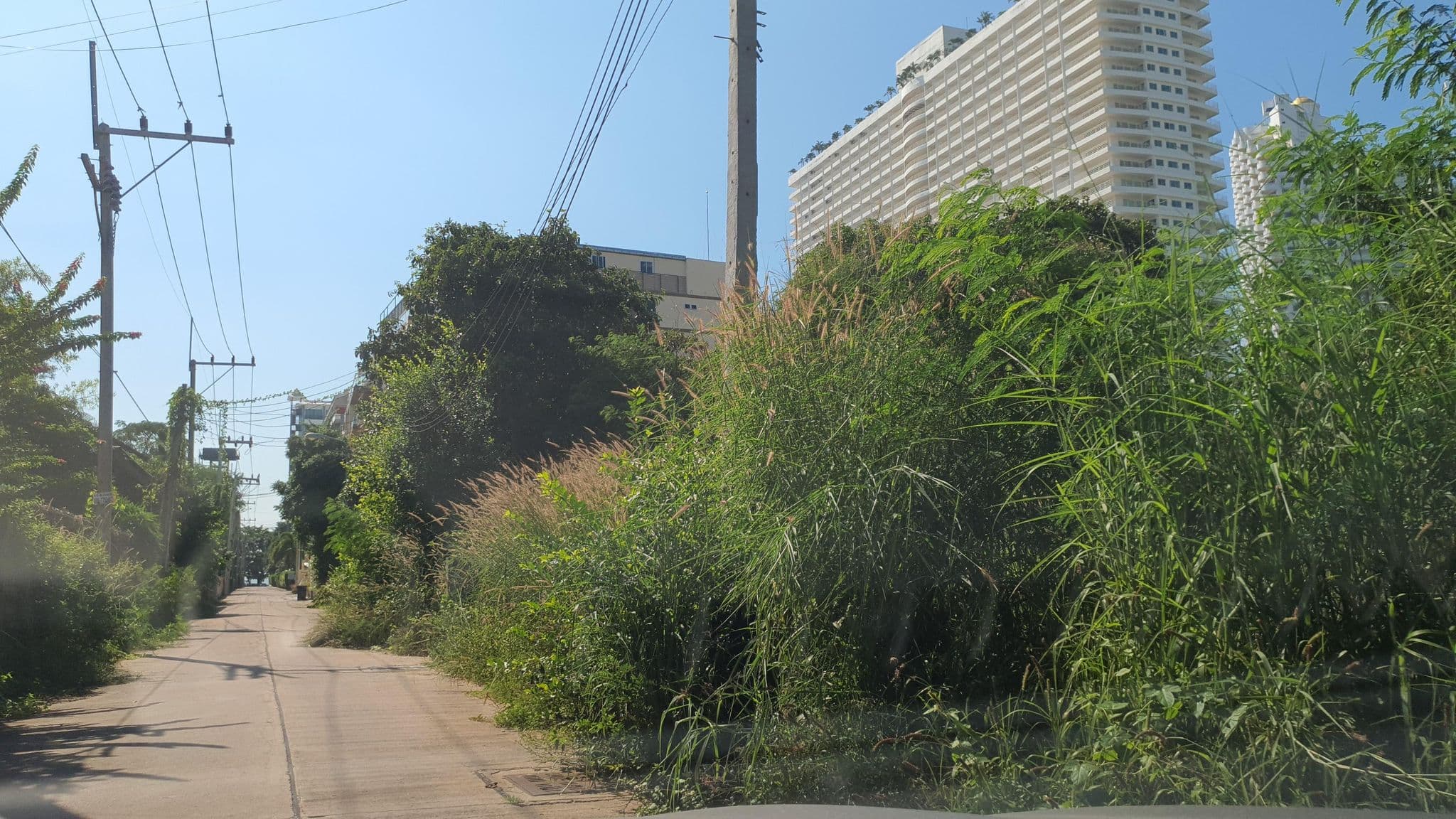 Street view near swimming pool @ V8 hotel, Pattaya — © jrcarlsen (CC BY-SA · Mapillary)