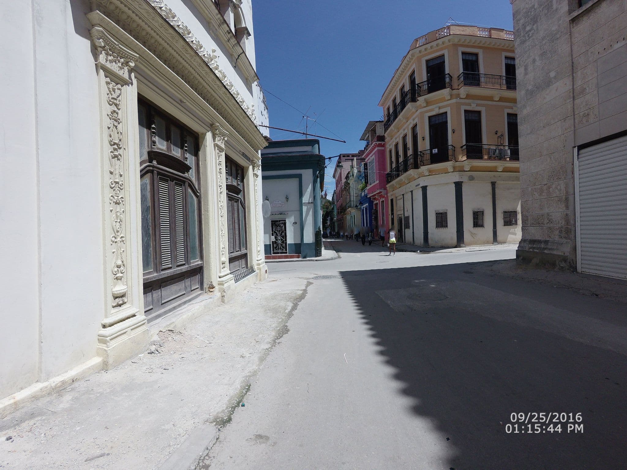 Street view near Hostal Casa Zoe, La Habana Vieja