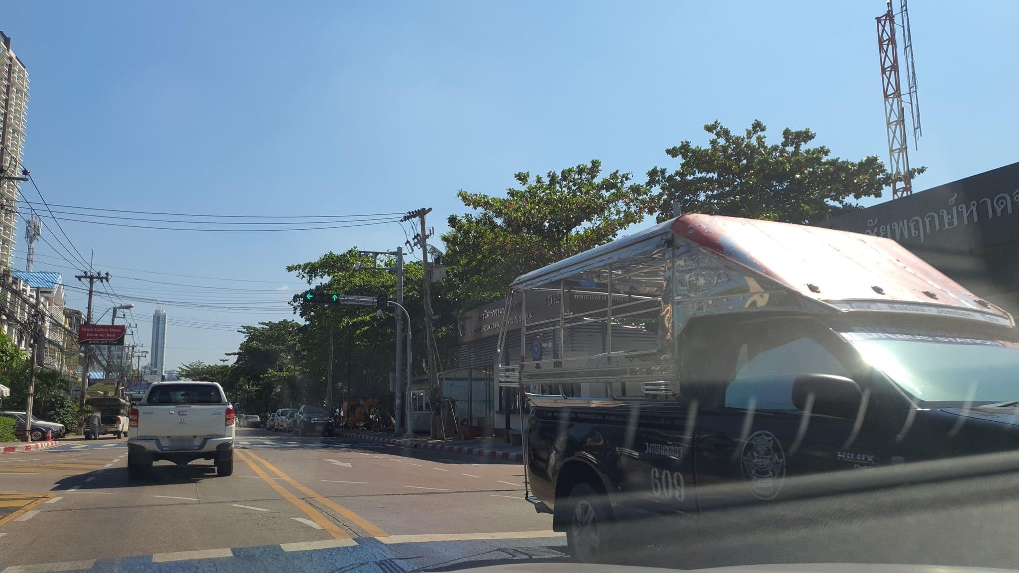 Street view near bay beach resort, Pattaya — © jrcarlsen (CC BY-SA · Mapillary)