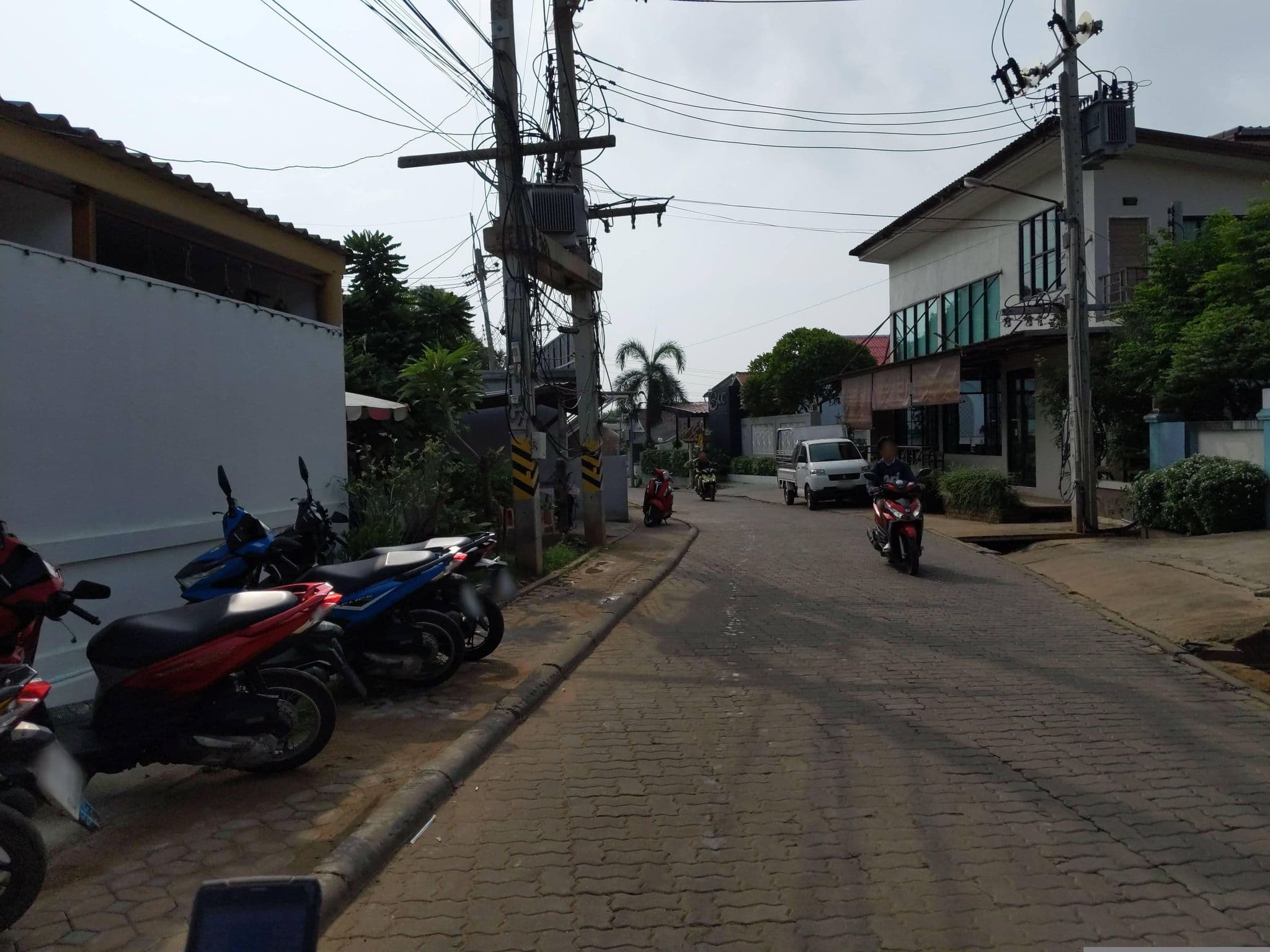 Street view near BaanChaoKoh Resort, Ban Ko Lan — © UughoTh0 (CC BY-SA · Mapillary)