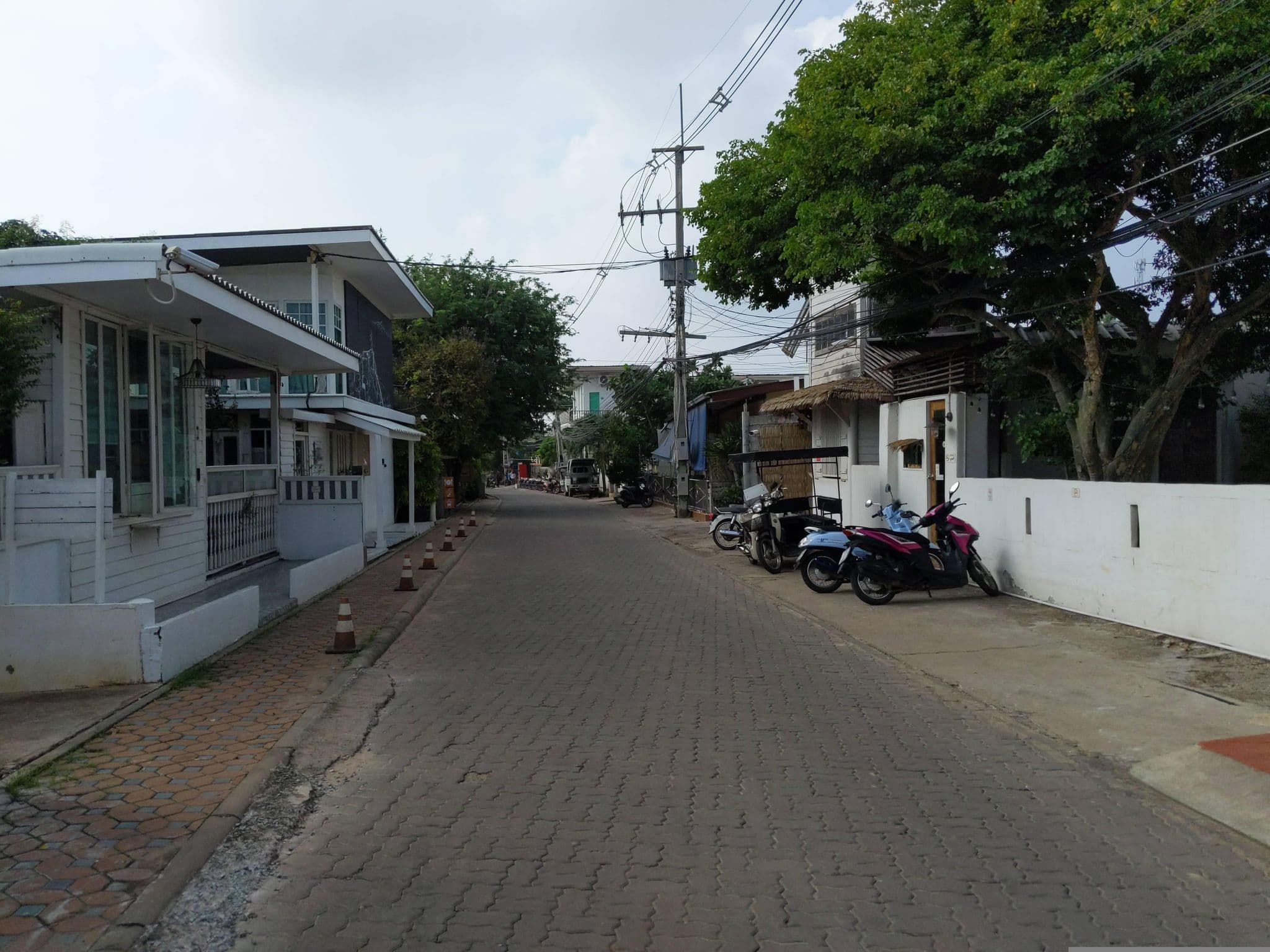 Street view near ชิลล์เฮาส์ เกาะล้าน, Ban Ko Lan — © UughoTh0 (CC BY-SA · Mapillary)
