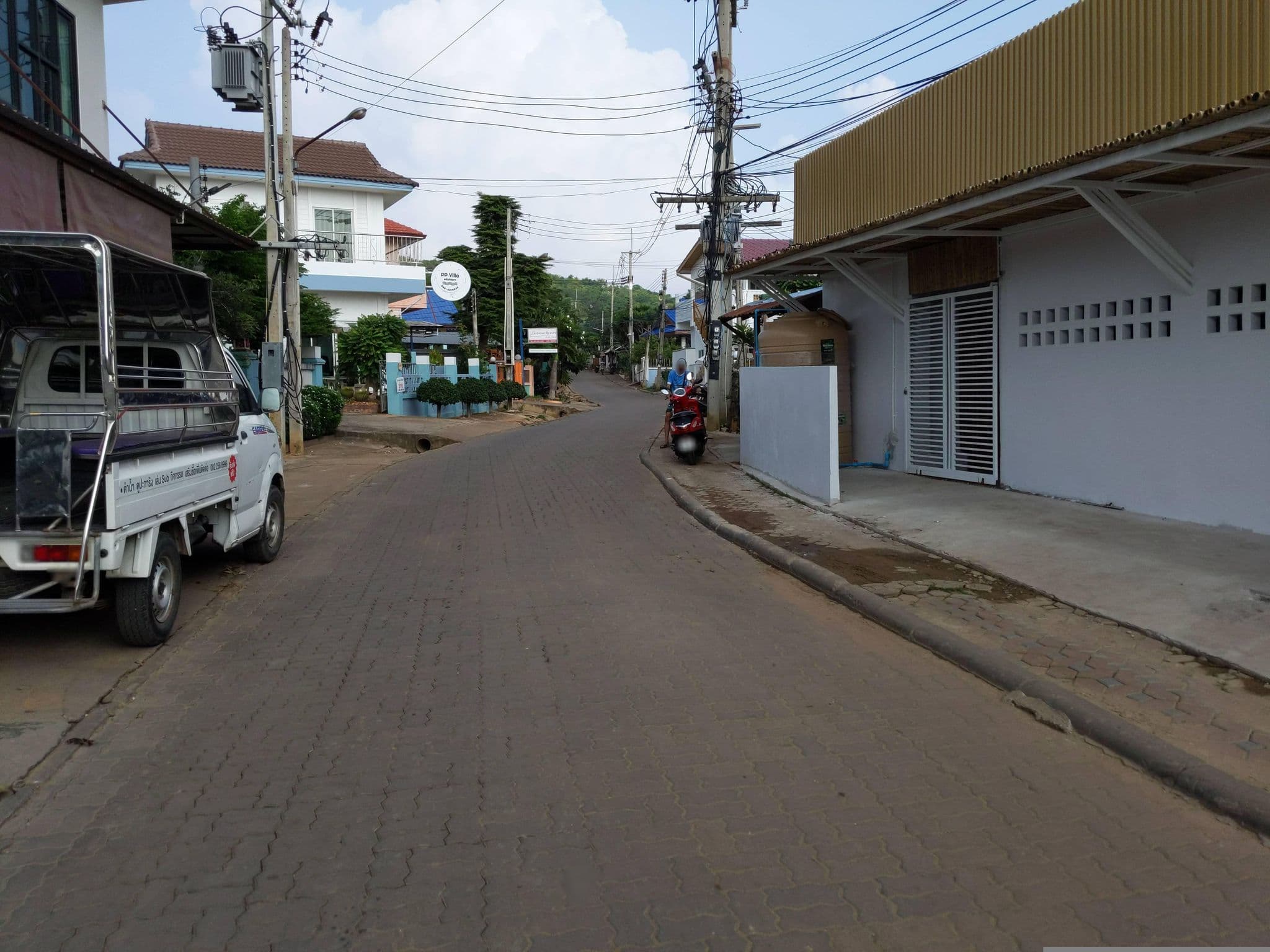 Street view near Koh Larn in Love, Ban Ko Lan — © UughoTh0 (CC BY-SA · Mapillary)
