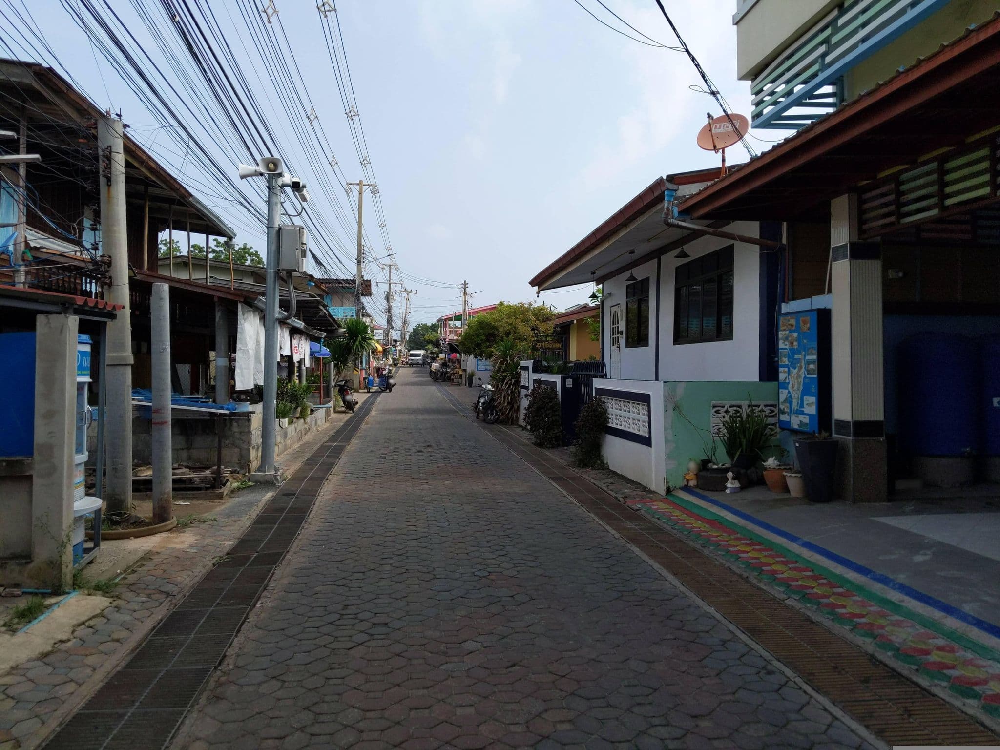 Street view near หลงทะเลรีสอร์ท(เกาะล้าน), Ban Ko Lan — © UughoTh0 (CC BY-SA · Mapillary)