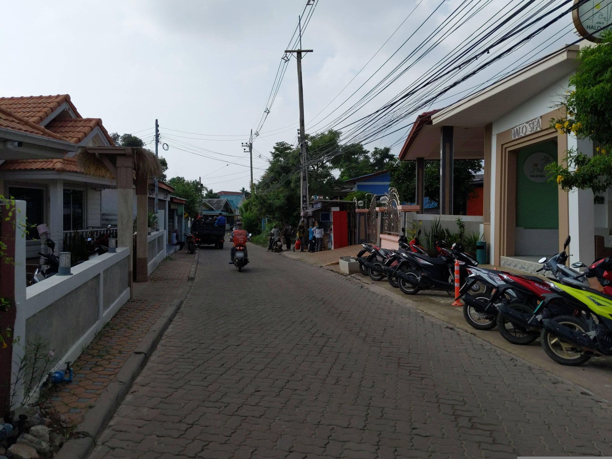 Street view near Kampu Resort, Ban Ko Lan — © UughoTh0 (CC BY-SA · Mapillary)