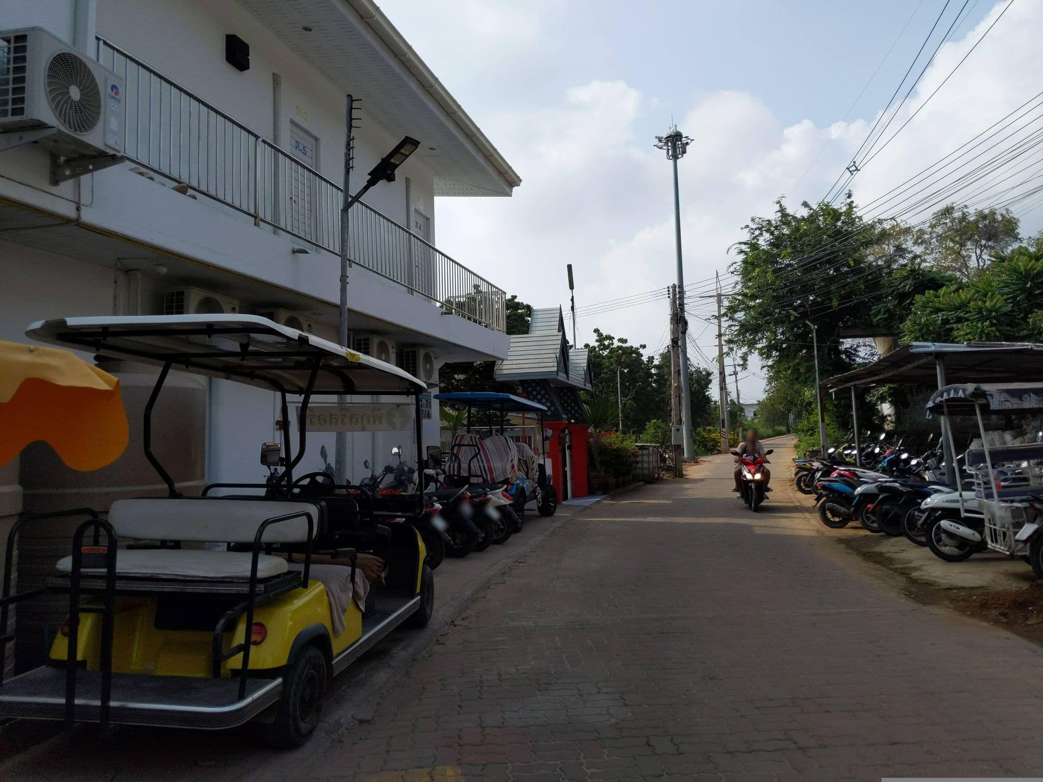 Street view near พิกุลรีสอร์ท (Koh Larn), Ban Ko Lan — © UughoTh0 (CC BY-SA · Mapillary)