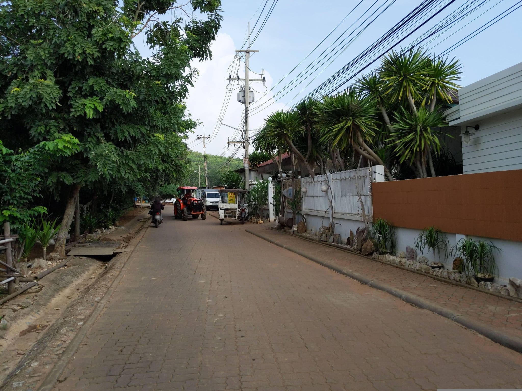 Street view near Preawjaa Guest House, Ban Ko Lan — © UughoTh0 (CC BY-SA · Mapillary)