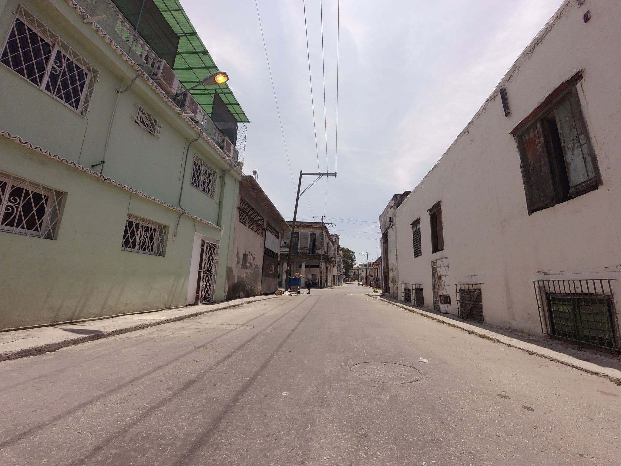 Street view near Casa de renta, Havana