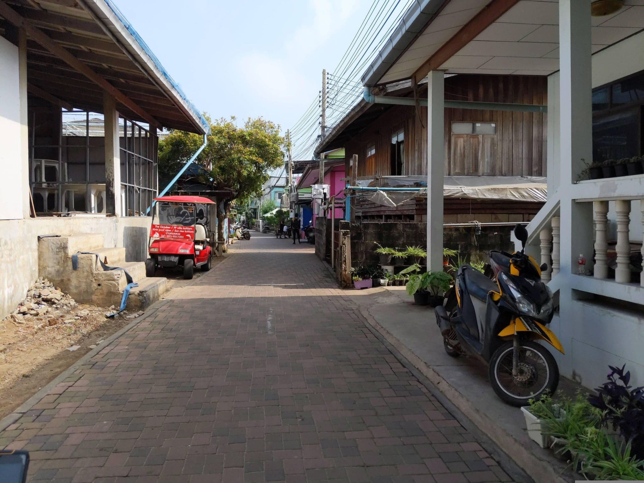 Street view near บ้านสุขี@เกาะล้าน, Ban Ko Lan — © UughoTh0 (CC BY-SA · Mapillary)
