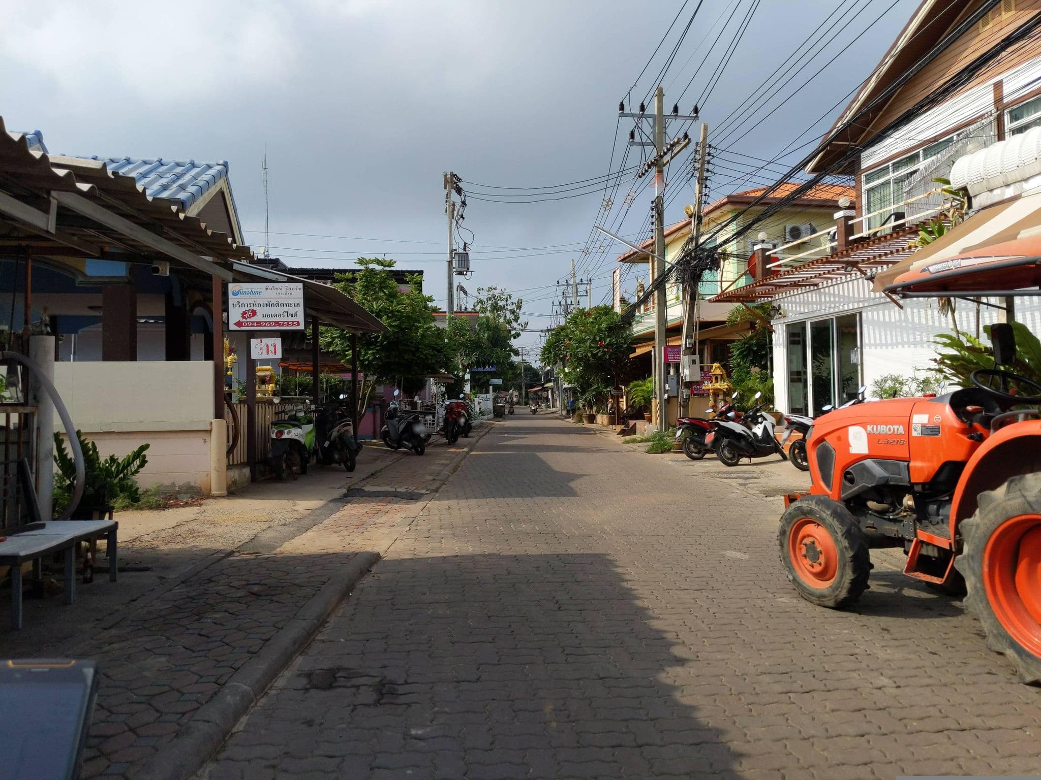 Street view near บ้านรักน้ำ Baan Rak Nam, Ban Ko Lan — © UughoTh0 (CC BY-SA · Mapillary)
