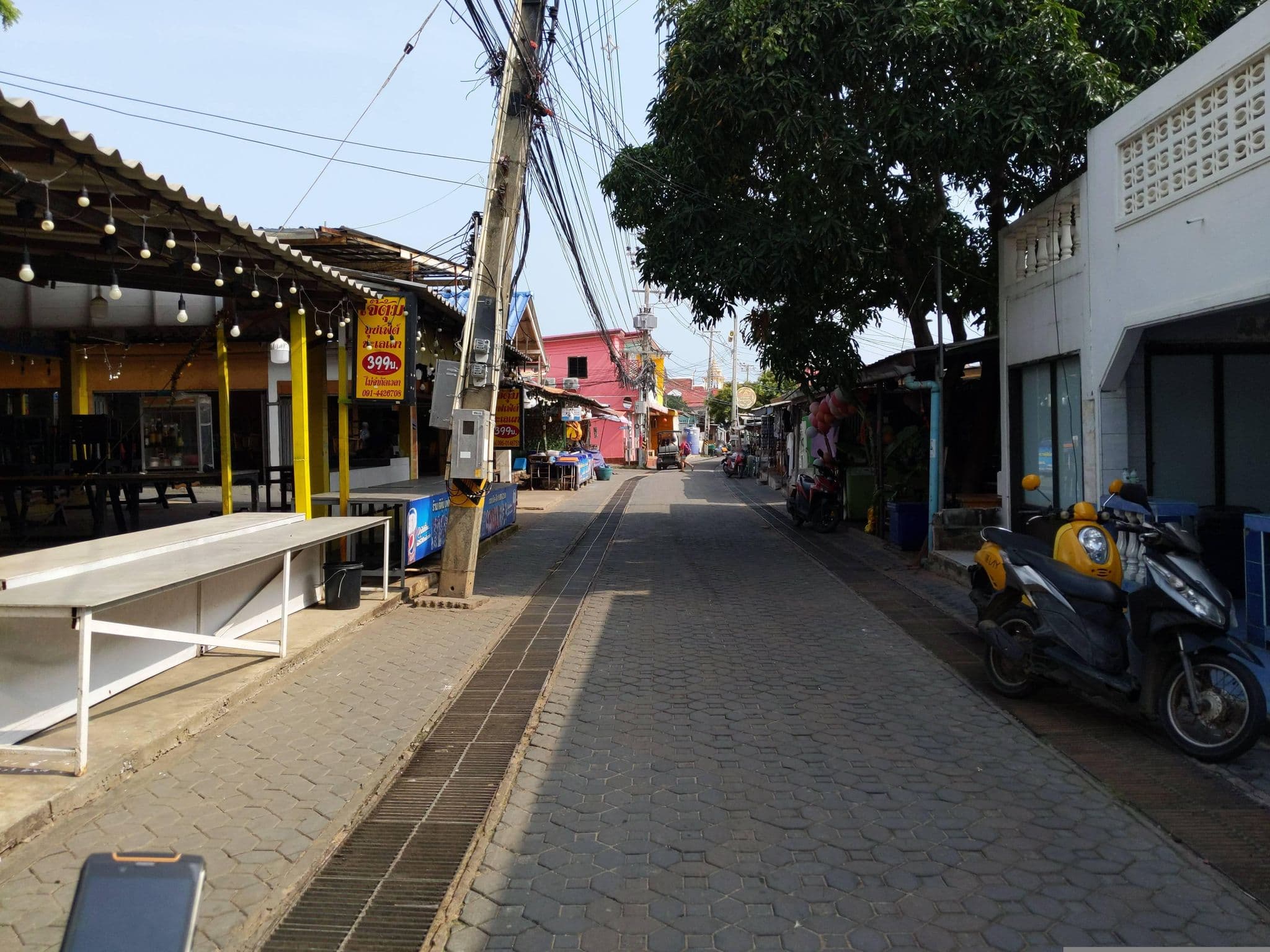 Street view near บ้านลุงชีพ (Baan Loong Cheeb), Ban Ko Lan — © UughoTh0 (CC BY-SA · Mapillary)