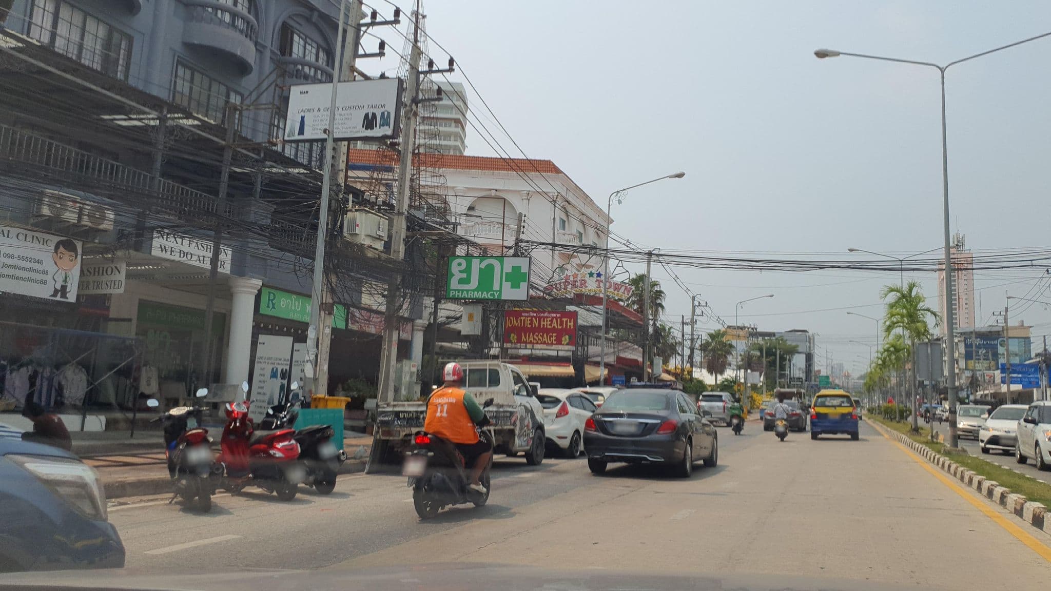 Street view near Breeze Hostel, Pattaya — © jrcarlsen (CC BY-SA · Mapillary)