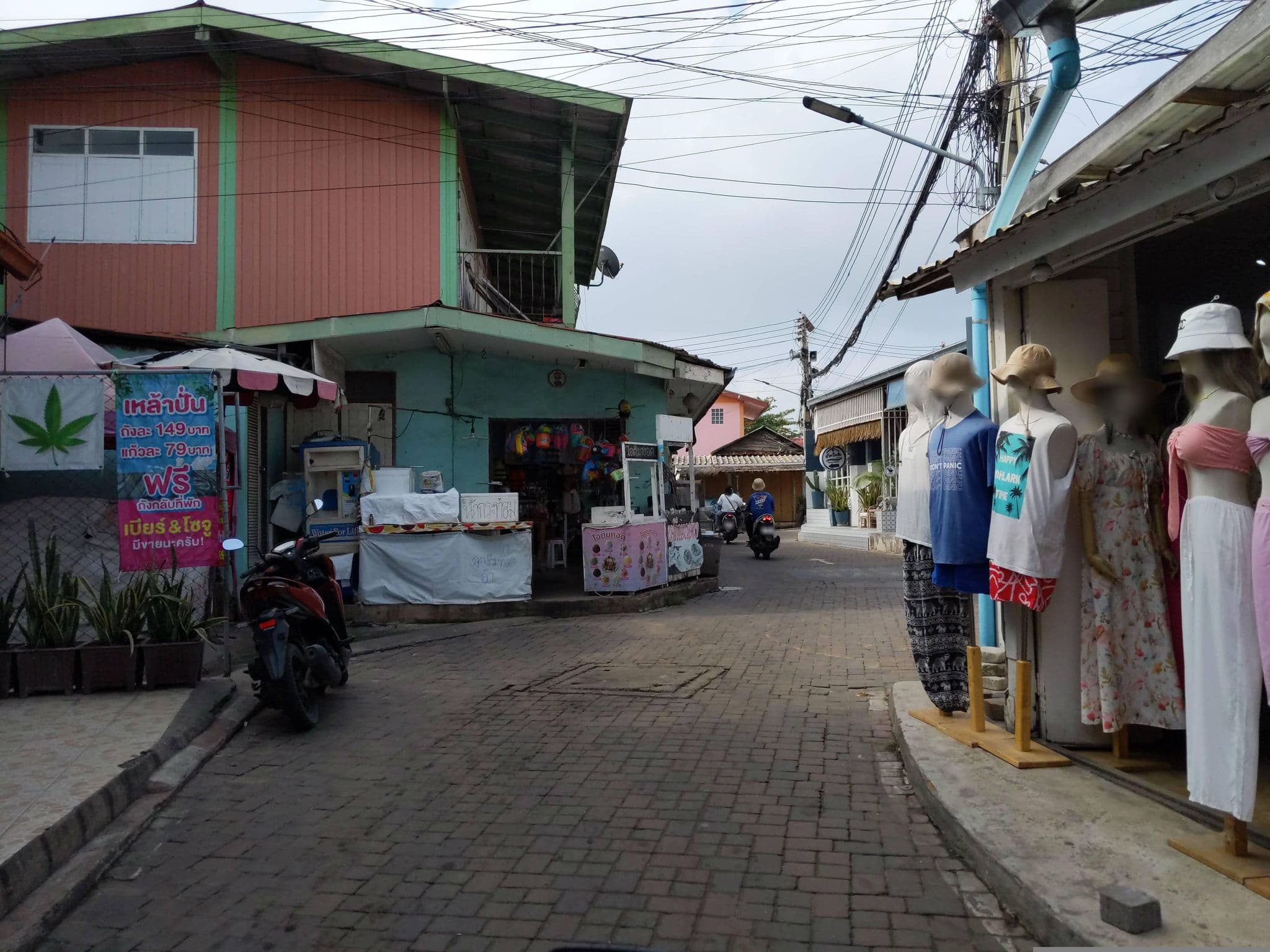 Street view near บ้านท่องทะเล รีสอร์ท, Ban Ko Lan — © UughoTh0 (CC BY-SA · Mapillary)