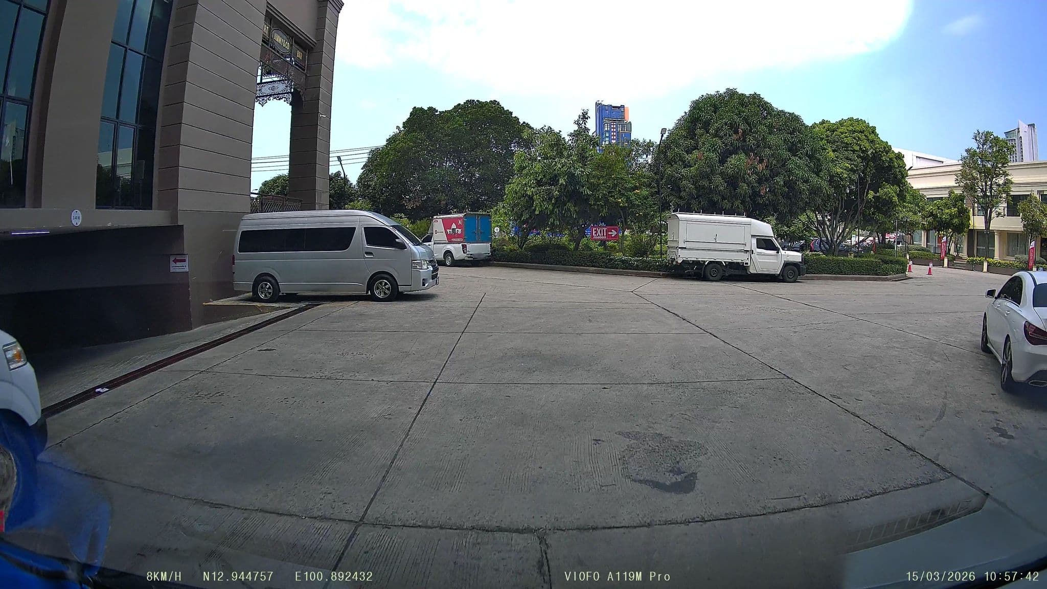 Street view near Grand Palazzo Hotel Pattaya (โรงแรมแกรนด์ พาลาสโซ่ พัทยา), Pattaya — © ThailandCambodia (CC BY-SA · Mapillary)
