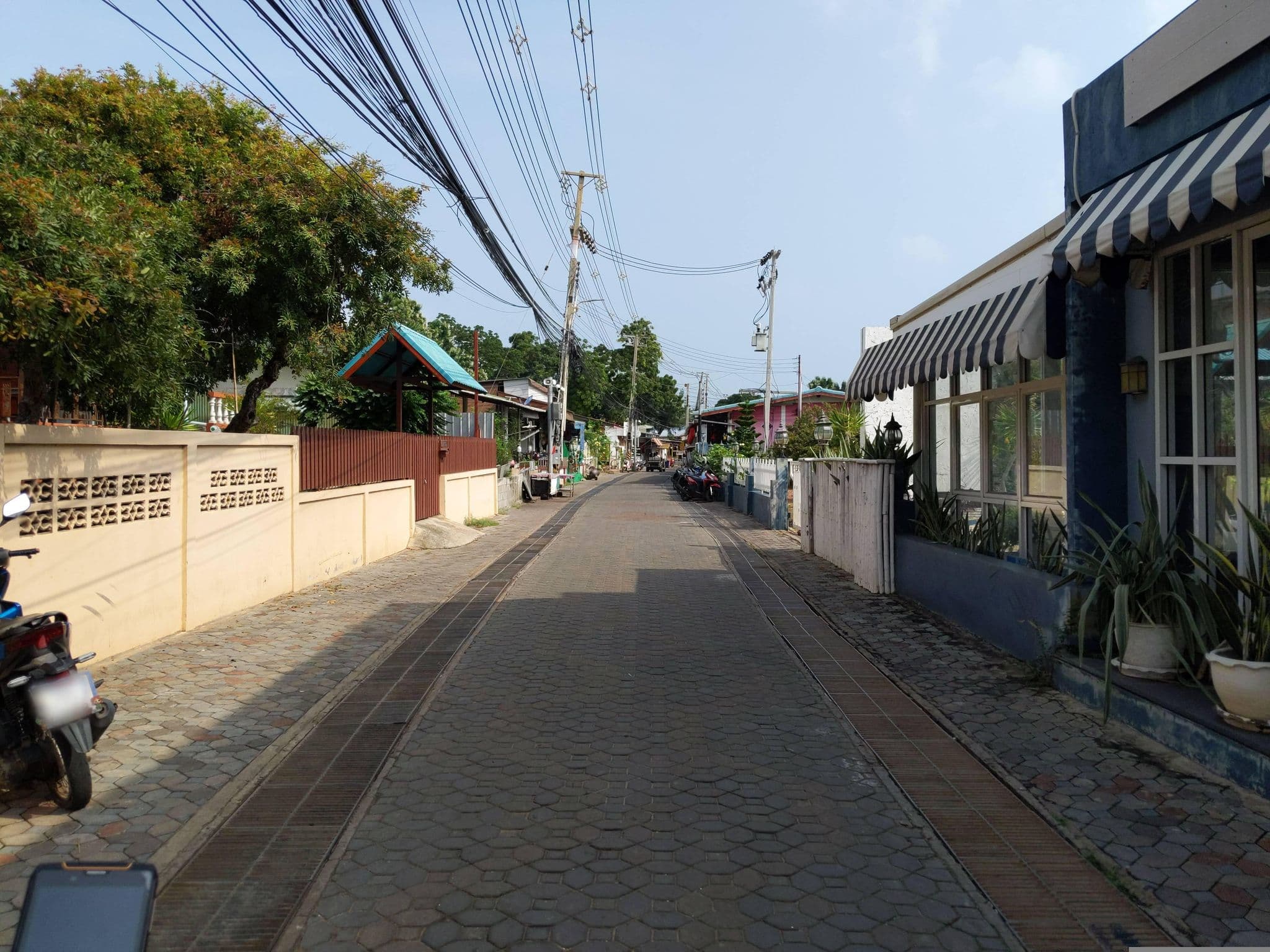 Street view near วิววารีรีสอร์ท ท่าหน้าบ้าน, Ban Ko Lan — © UughoTh0 (CC BY-SA · Mapillary)