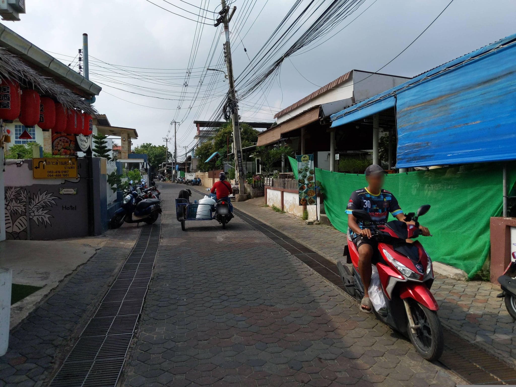 Street view near ชิดลม, Ban Ko Lan — © UughoTh0 (CC BY-SA · Mapillary)