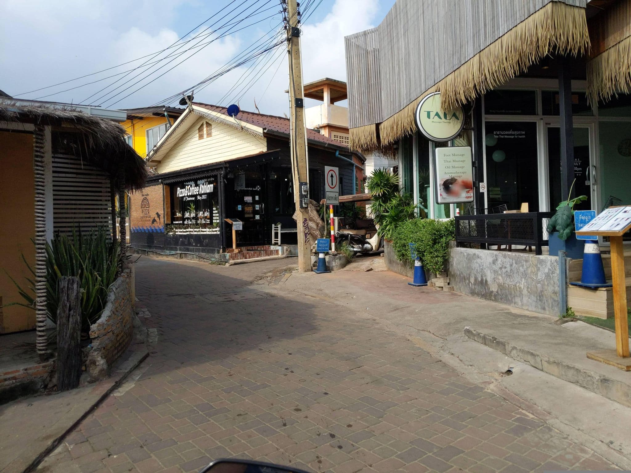 Street view near บ้านคูณสุข, Ban Ko Lan — © UughoTh0 (CC BY-SA · Mapillary)