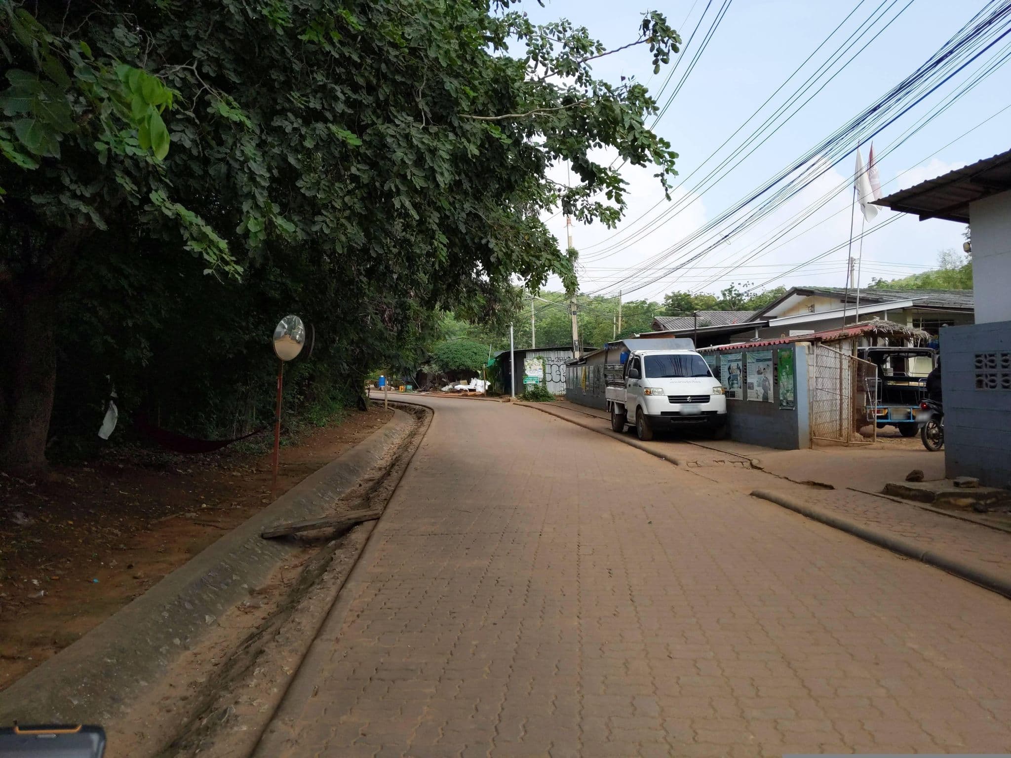 Street view near เปรี้ยวจ๋า เกสท์เฮาส์ | ห้องเปรี้ยวจิ๊ด, Ban Ko Lan — © UughoTh0 (CC BY-SA · Mapillary)