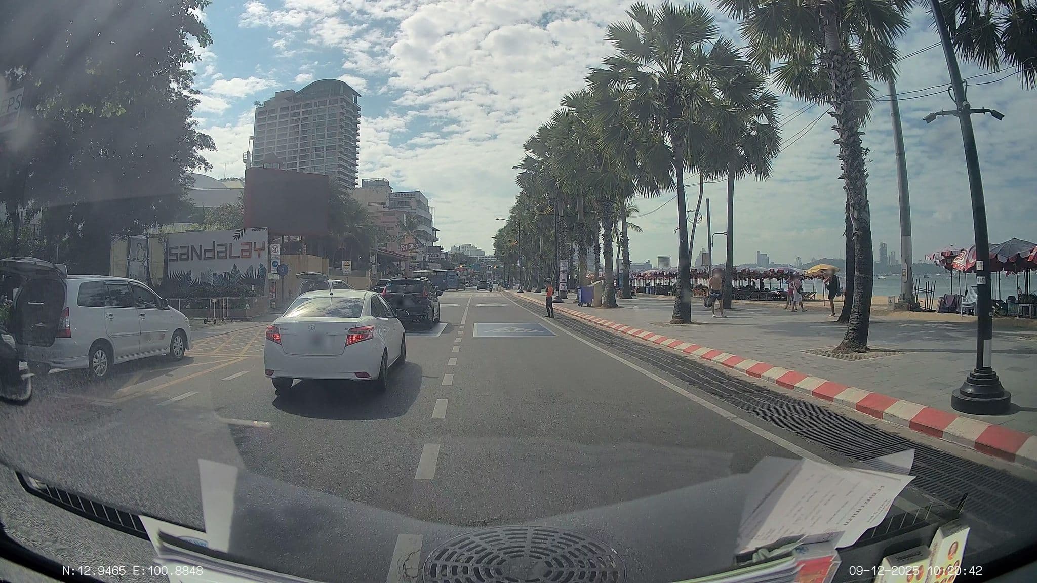 Street view near Pattaya Discovery Beach Hotel (D-Beach), Pattaya — © ThailandCambodia (CC BY-SA · Mapillary)