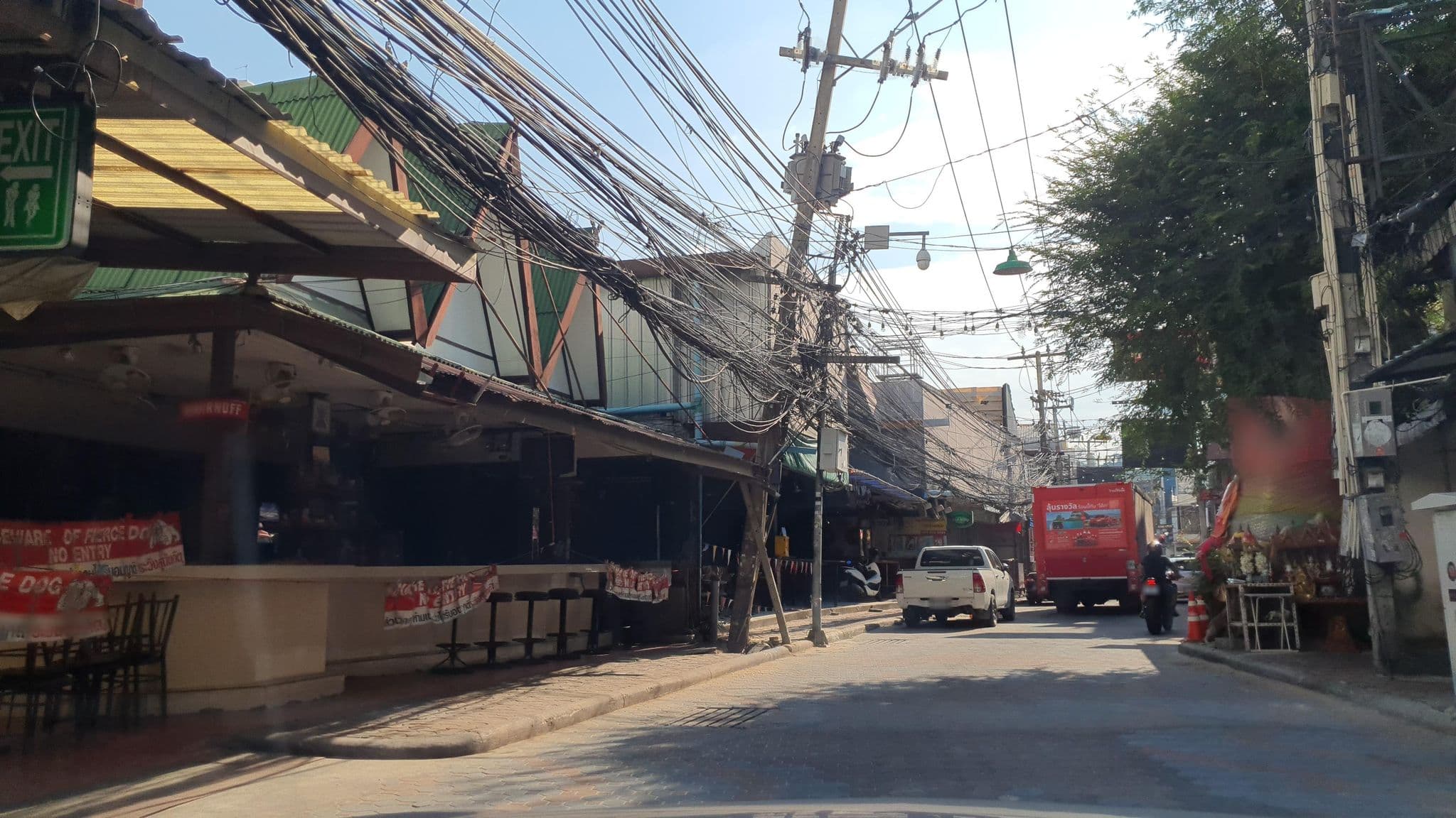 Street view near ตาแหวน บีช รีสอร์ท @ เกาะล้าน, Pattaya — © jrcarlsen (CC BY-SA · Mapillary)