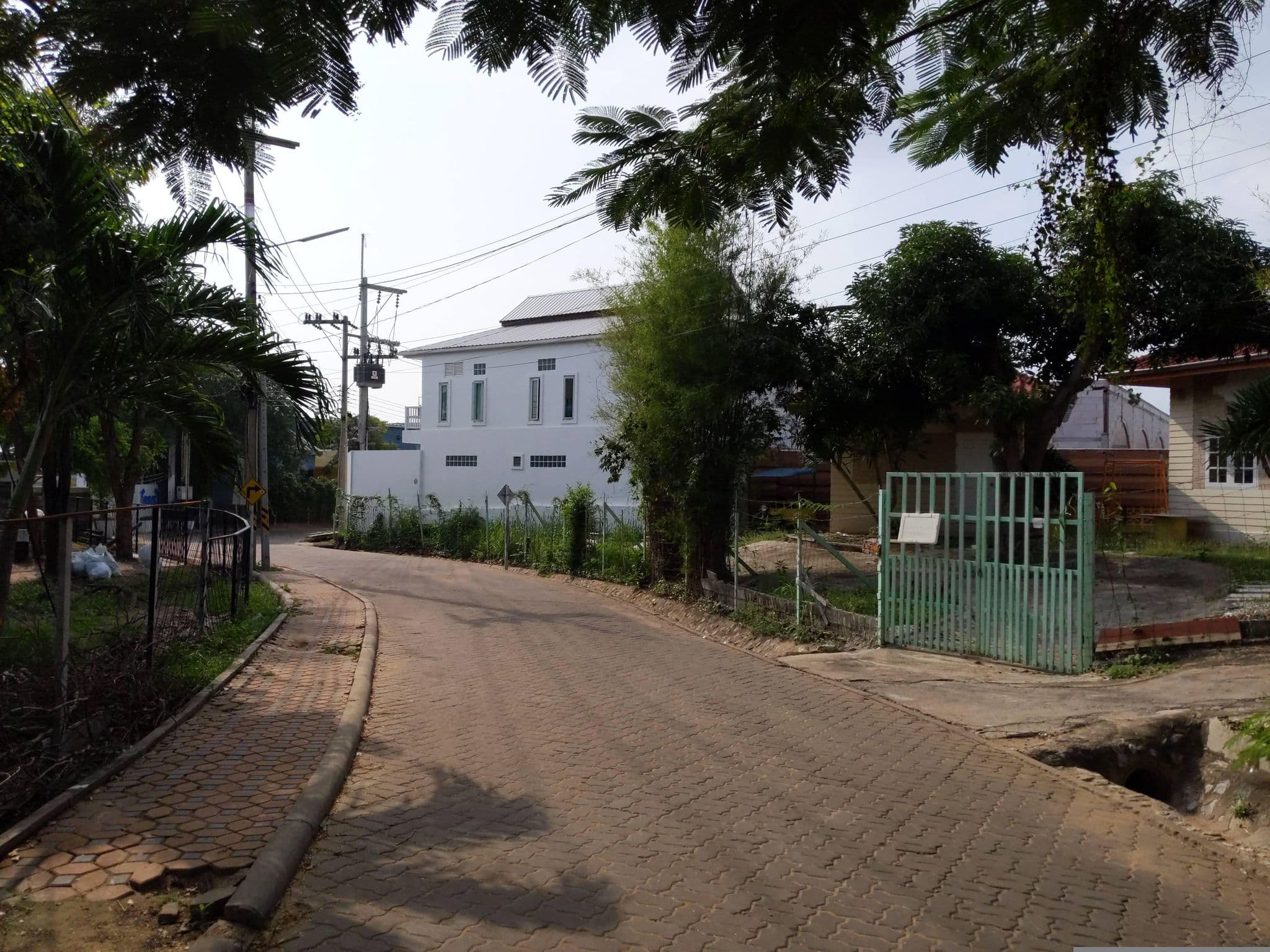 Street view near swimming pool @ ChanlayaPuraResort, Ban Ko Lan — © UughoTh0 (CC BY-SA · Mapillary)