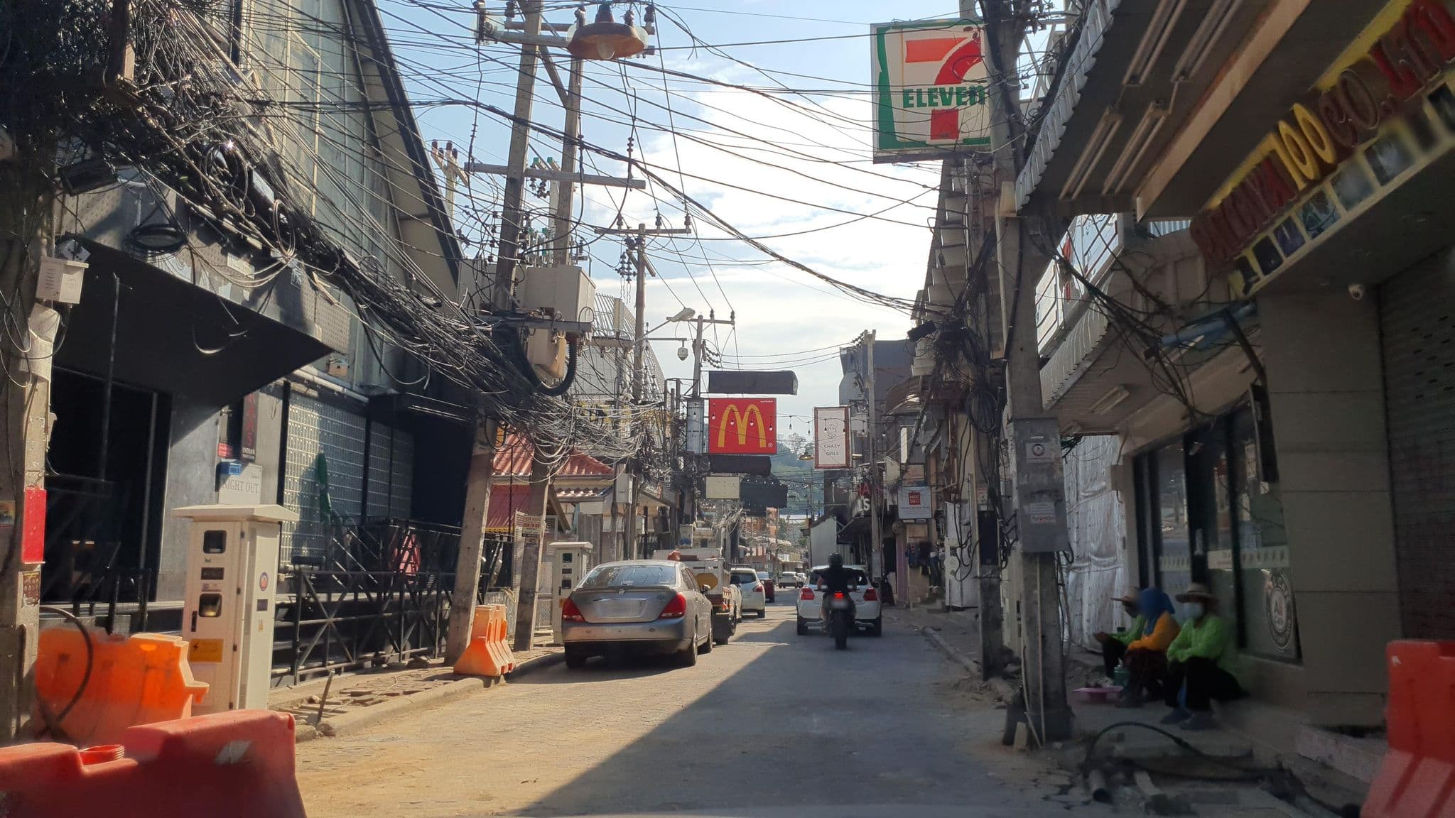 Street view near Pattaya Tai Beach, Pattaya — © jrcarlsen (CC BY-SA · Mapillary)