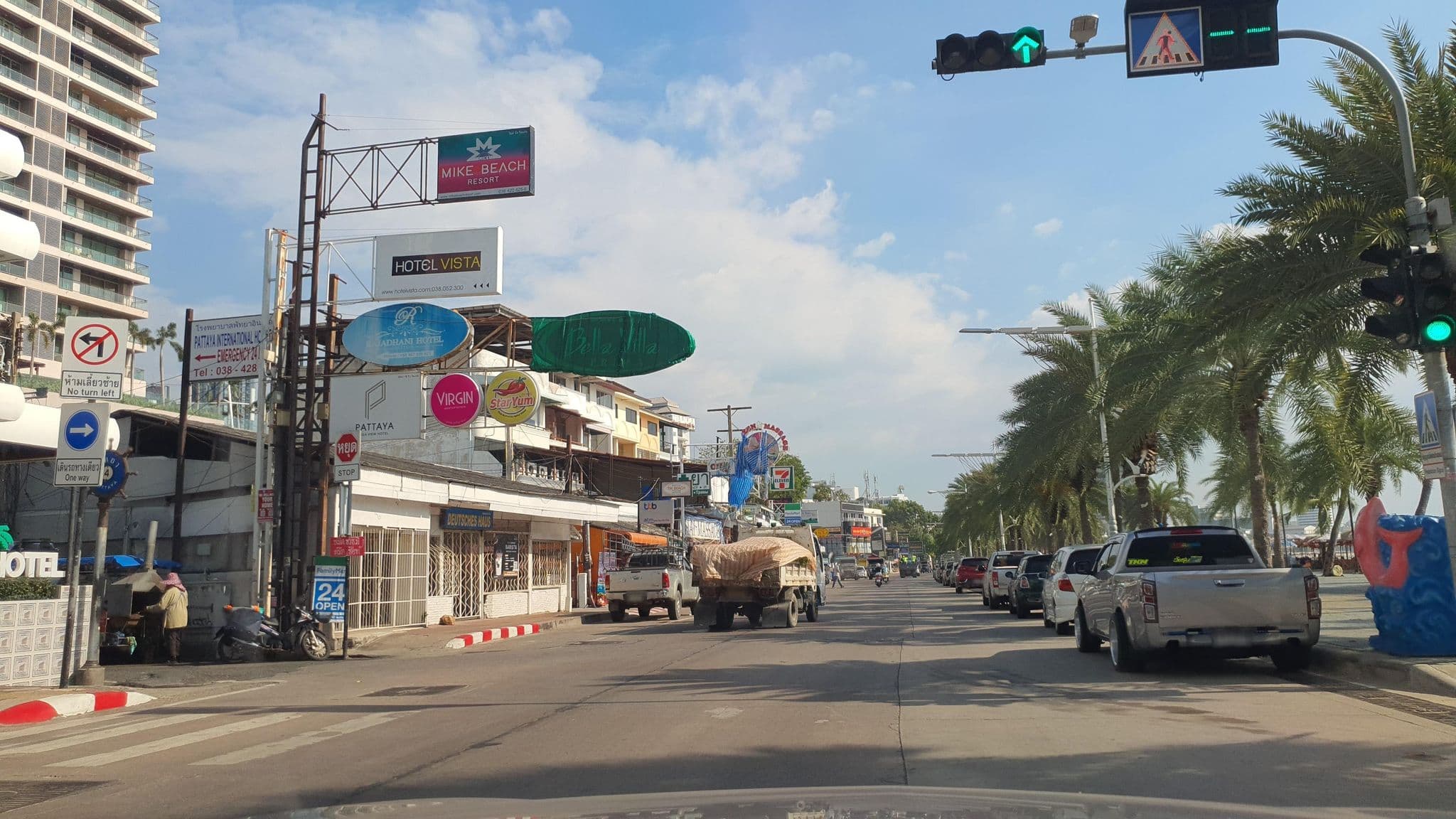 Street view near Baboona Beachfront Living Hotel Pattaya, Pattaya — © jrcarlsen (CC BY-SA · Mapillary)