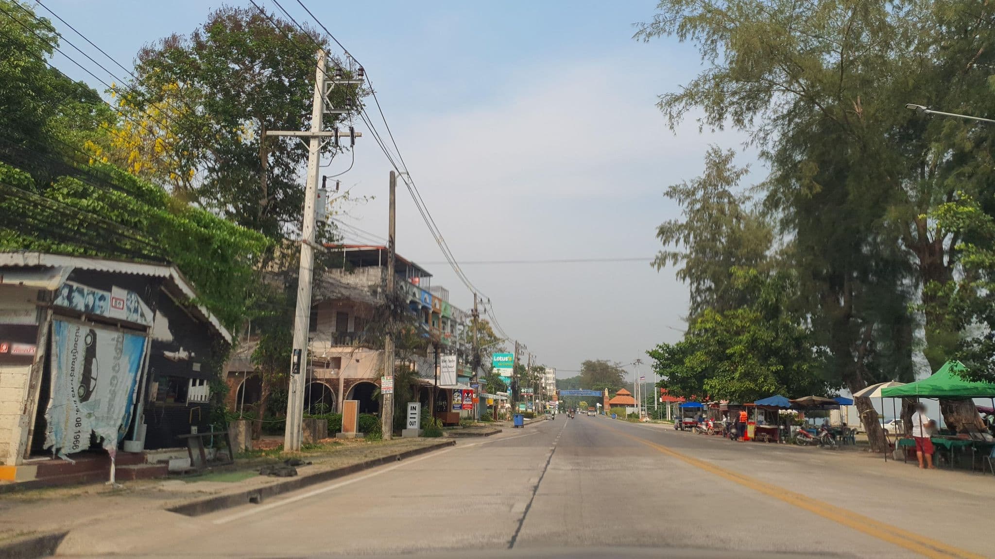 Street view near Bedrock Bar and Guesthouse, Ban Phe — © jrcarlsen (CC BY-SA · Mapillary)