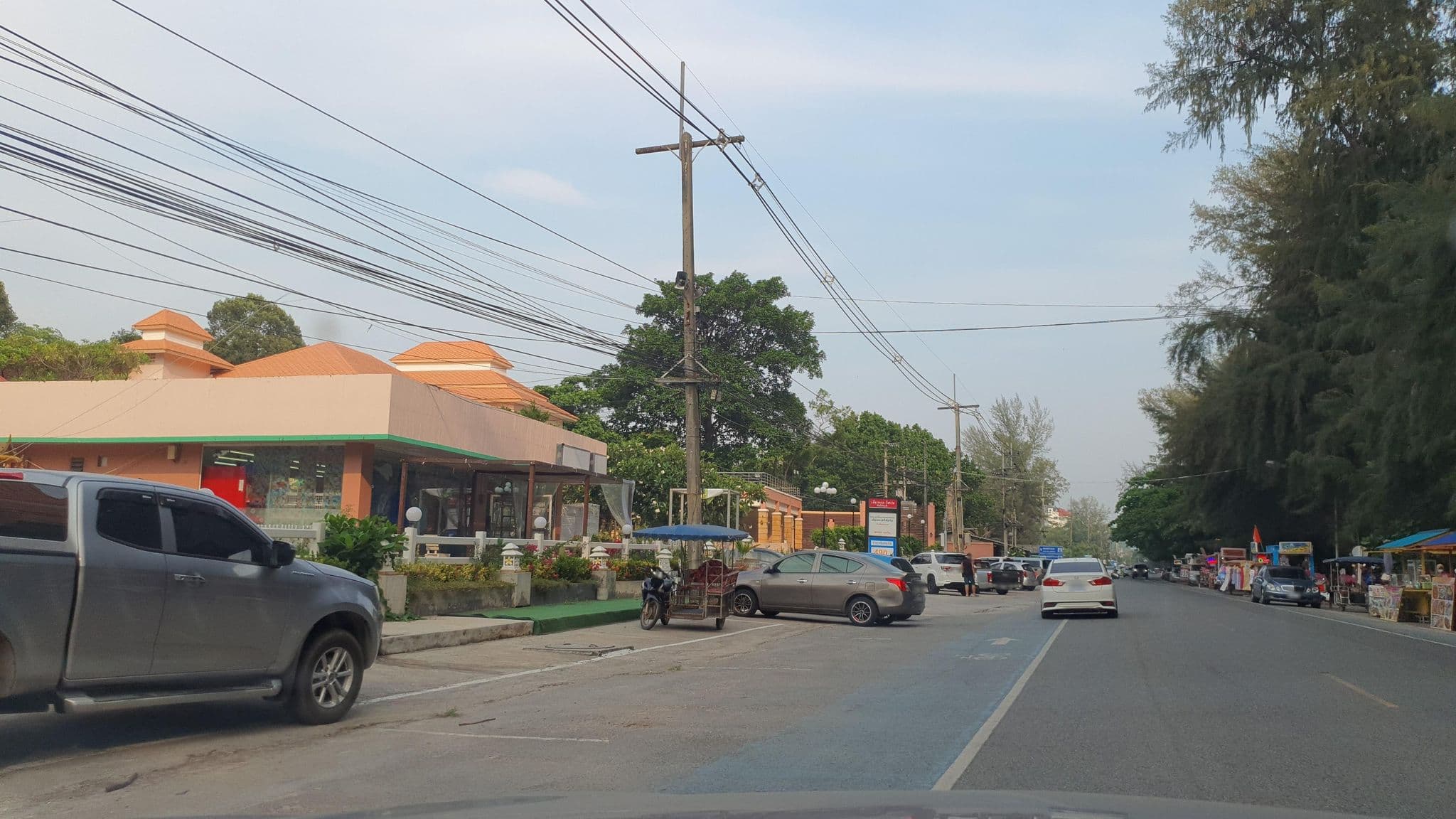 Street view near The Sea หาดแม่รำพึง, Ban Phe — © jrcarlsen (CC BY-SA · Mapillary)