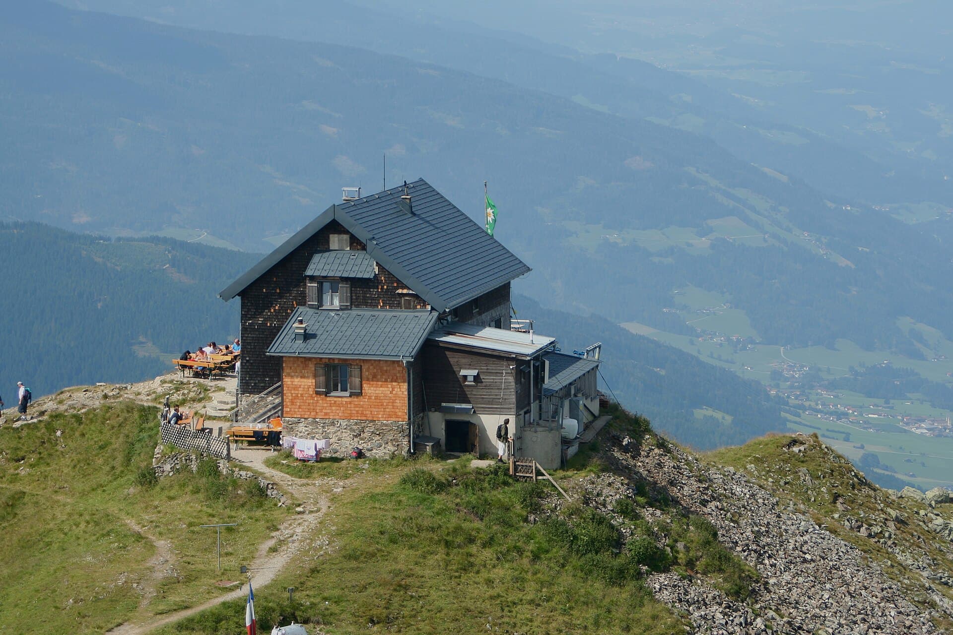 Kellerjochhütte (via Wikimedia Commons, Public domain)