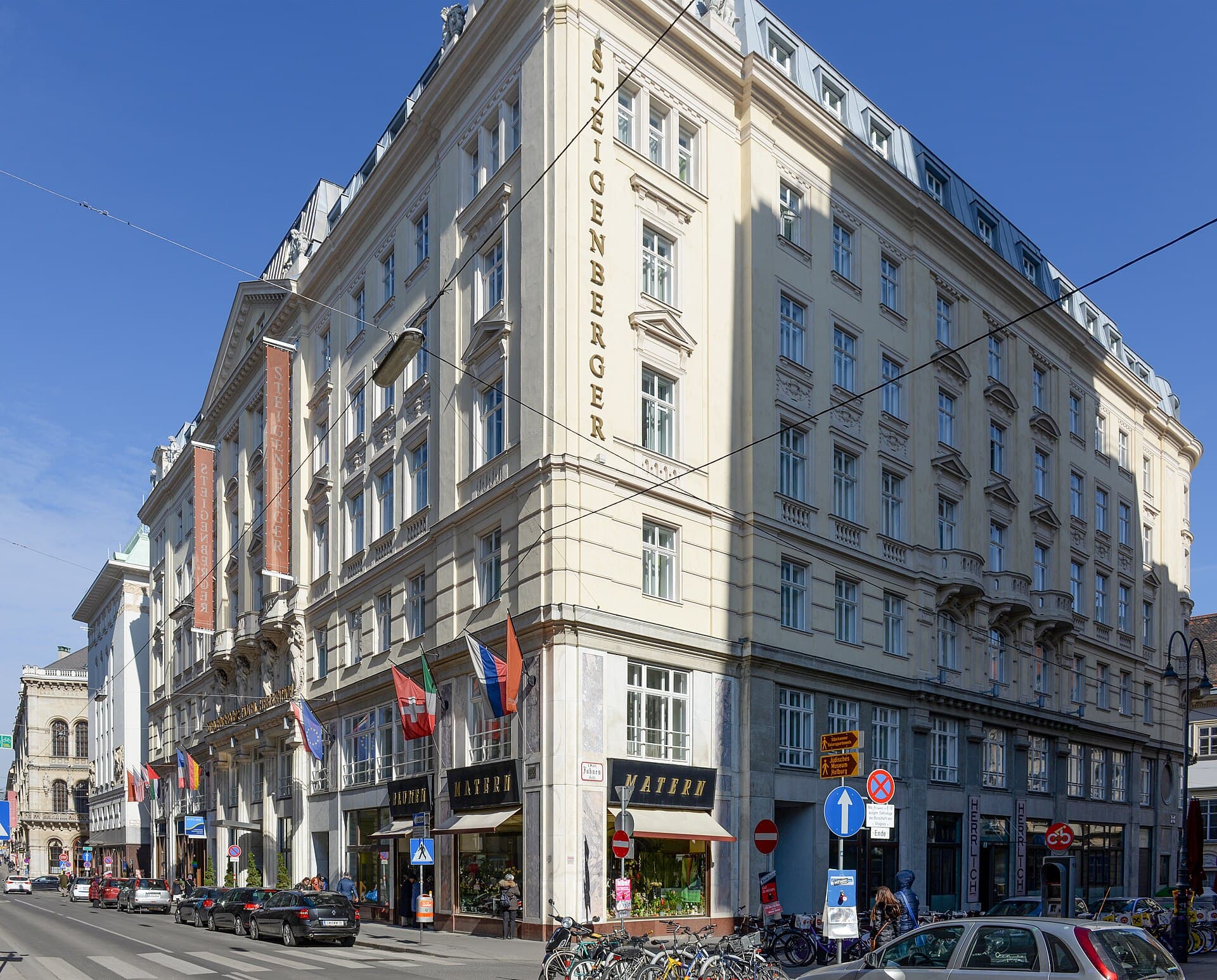 Steigenberger Hotel Herrenhof (via Wikimedia Commons, CC BY-SA 3.0 at)