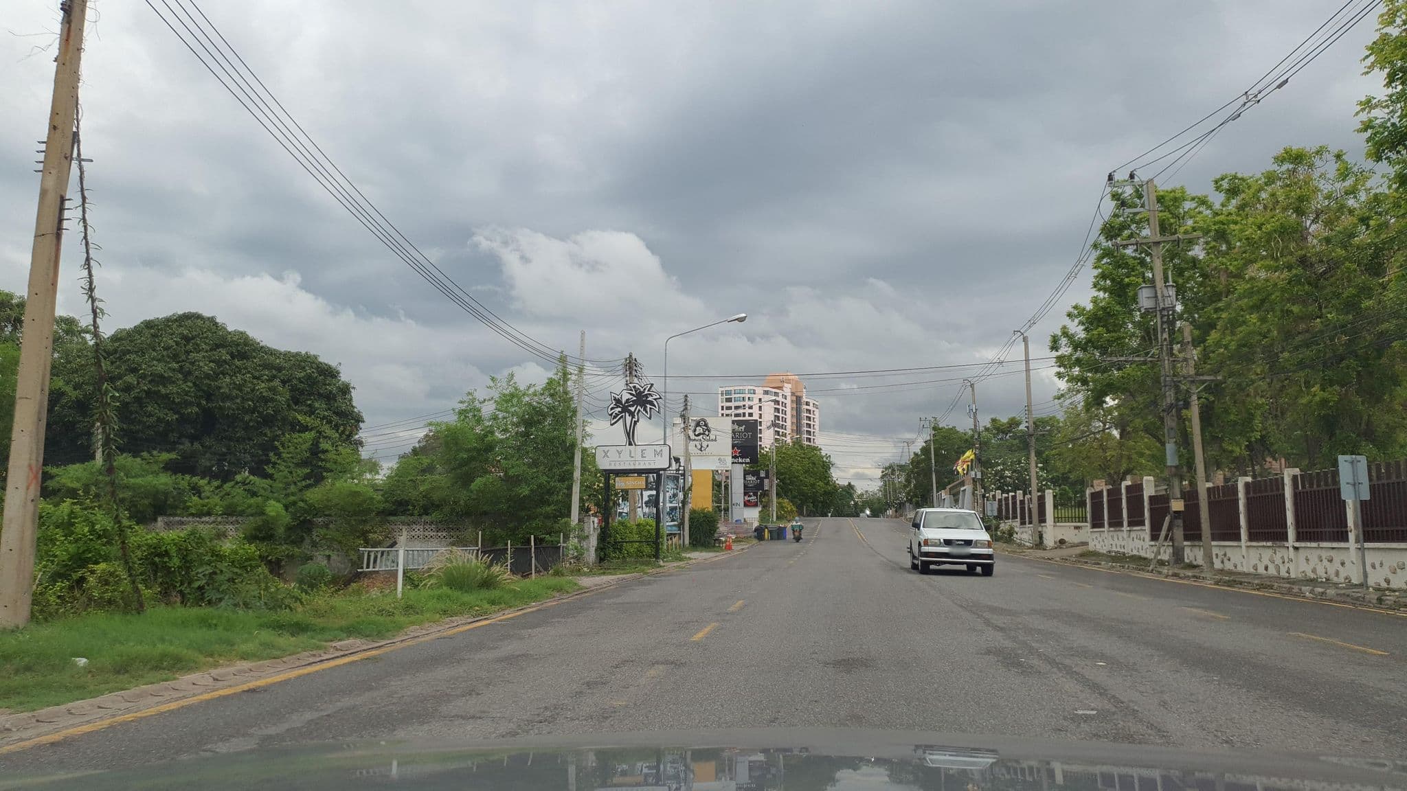 Street view near โรงแรมบางแสน วิลล่า, Ban Ang Sila — © jrcarlsen (CC BY-SA · Mapillary)