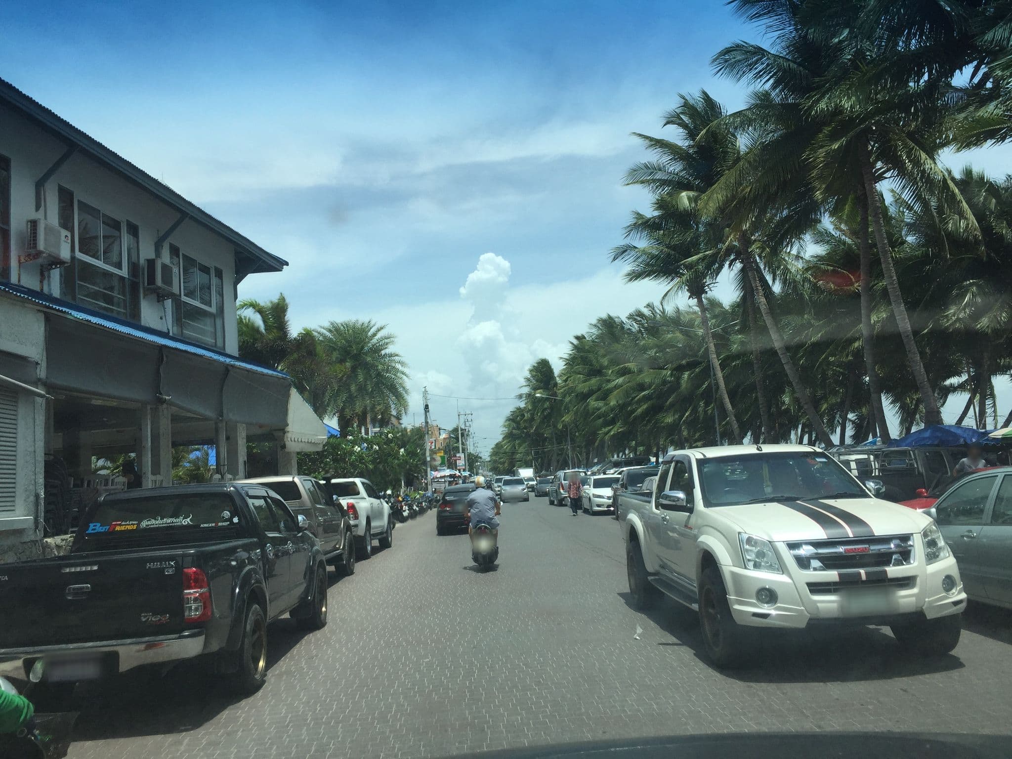 Street view near บางแสนรีสอร์ท, Ban Ang Sila — © kyoko (CC BY-SA · Mapillary)