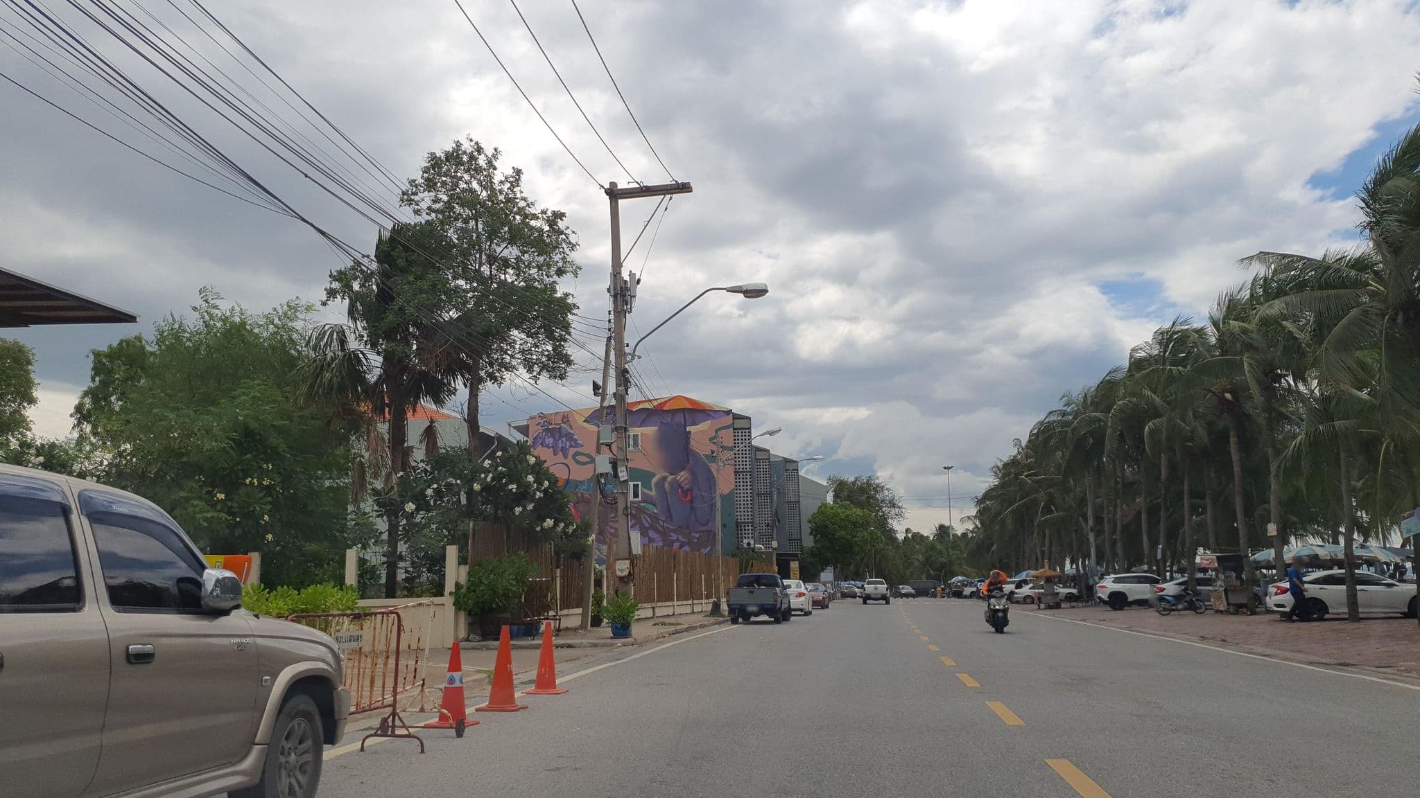Street view near โรงแรมเดอะเซส@บางแสน, Ban Ang Sila — © jrcarlsen (CC BY-SA · Mapillary)