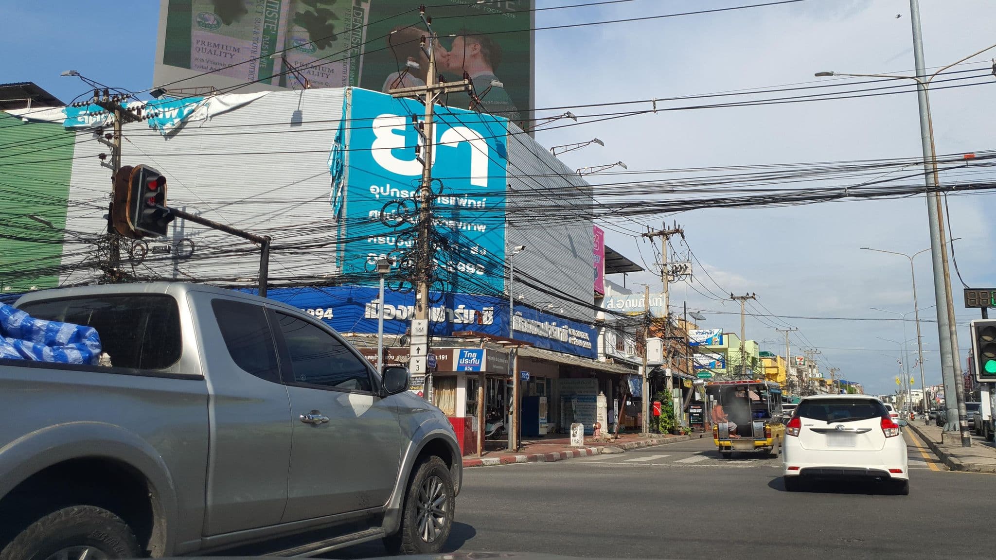 Street view near ปทุมวันรีสอร์ท, Chon Buri — © jrcarlsen (CC BY-SA · Mapillary)