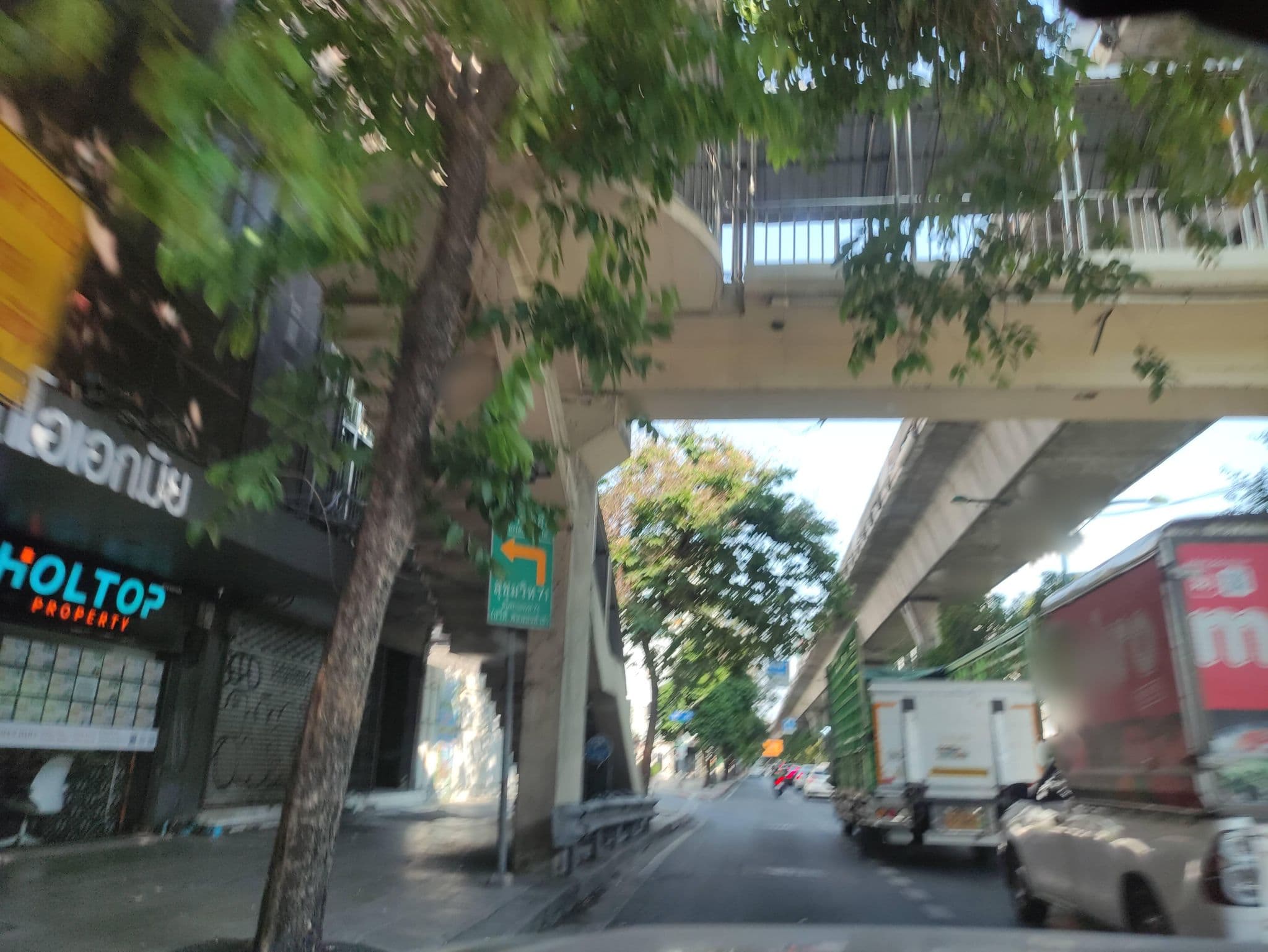 Street view near Studio Ekkamai, Khlong Toei — © kasetitkml_pipitchai (CC BY-SA · Mapillary)