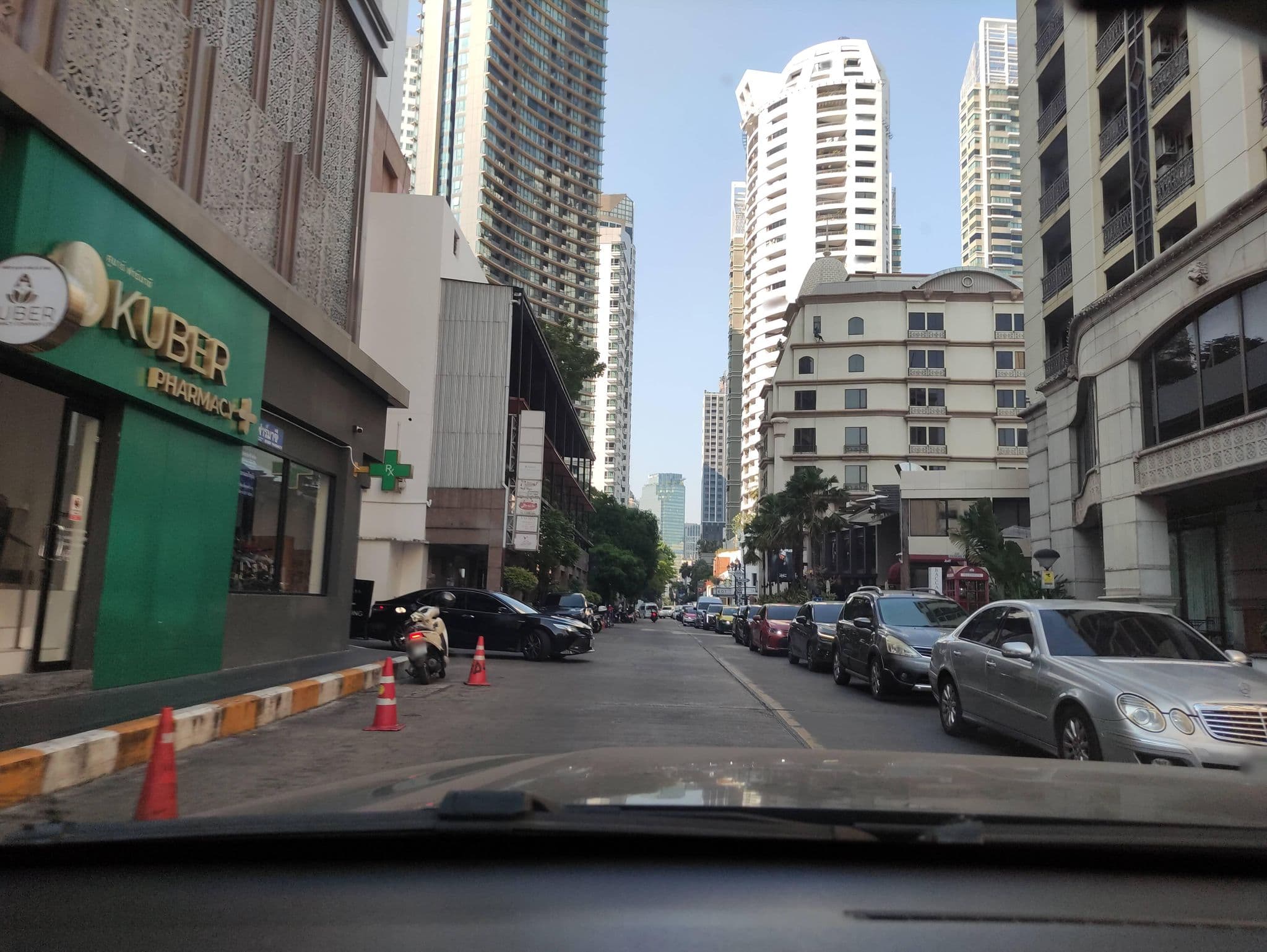 Street view near The Davis Top Floor (9th), Khlong Toei — © kasetitkml_pipitchai (CC BY-SA · Mapillary)